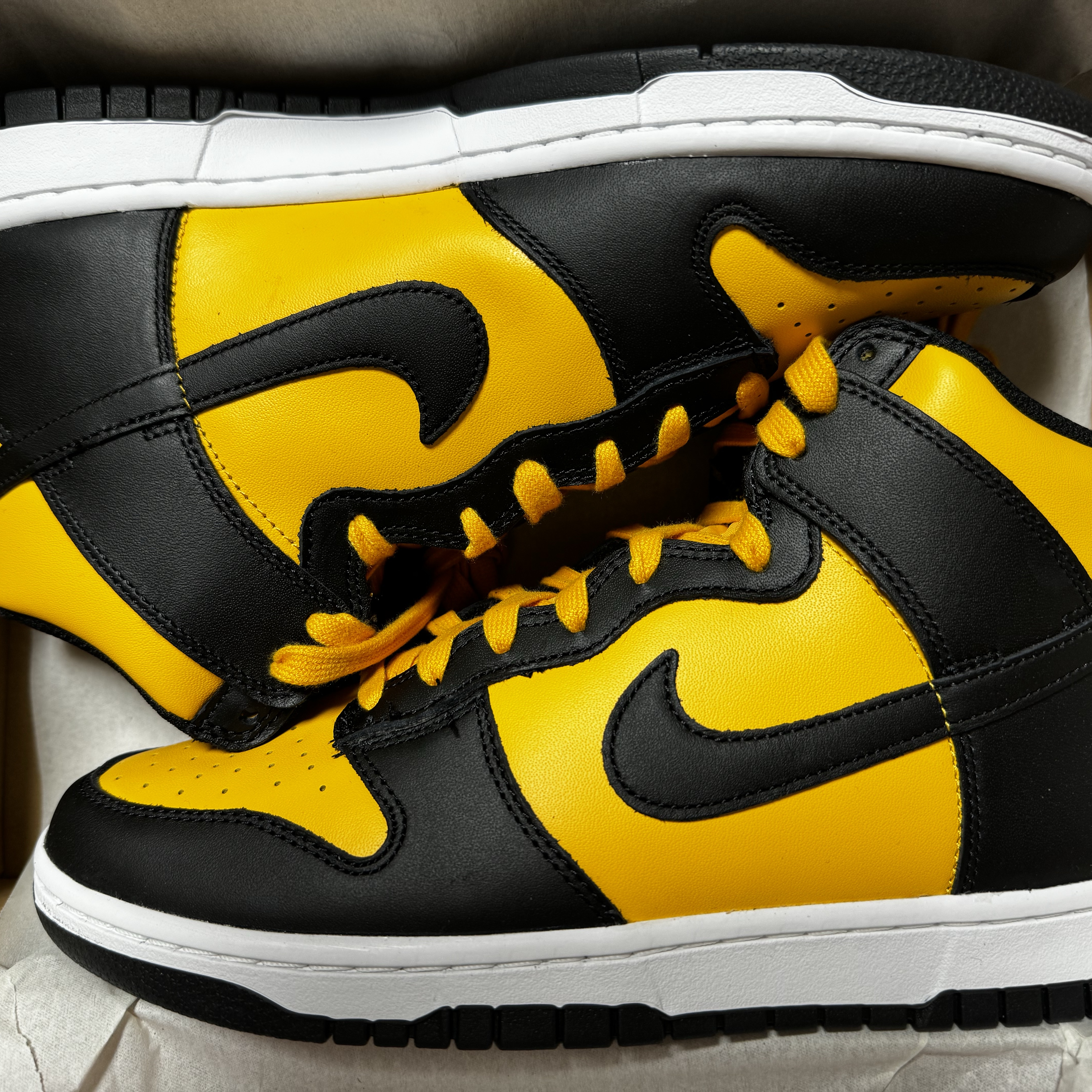 Nike Dunk High Retro University Gold and Black 착용 스타일 - 2