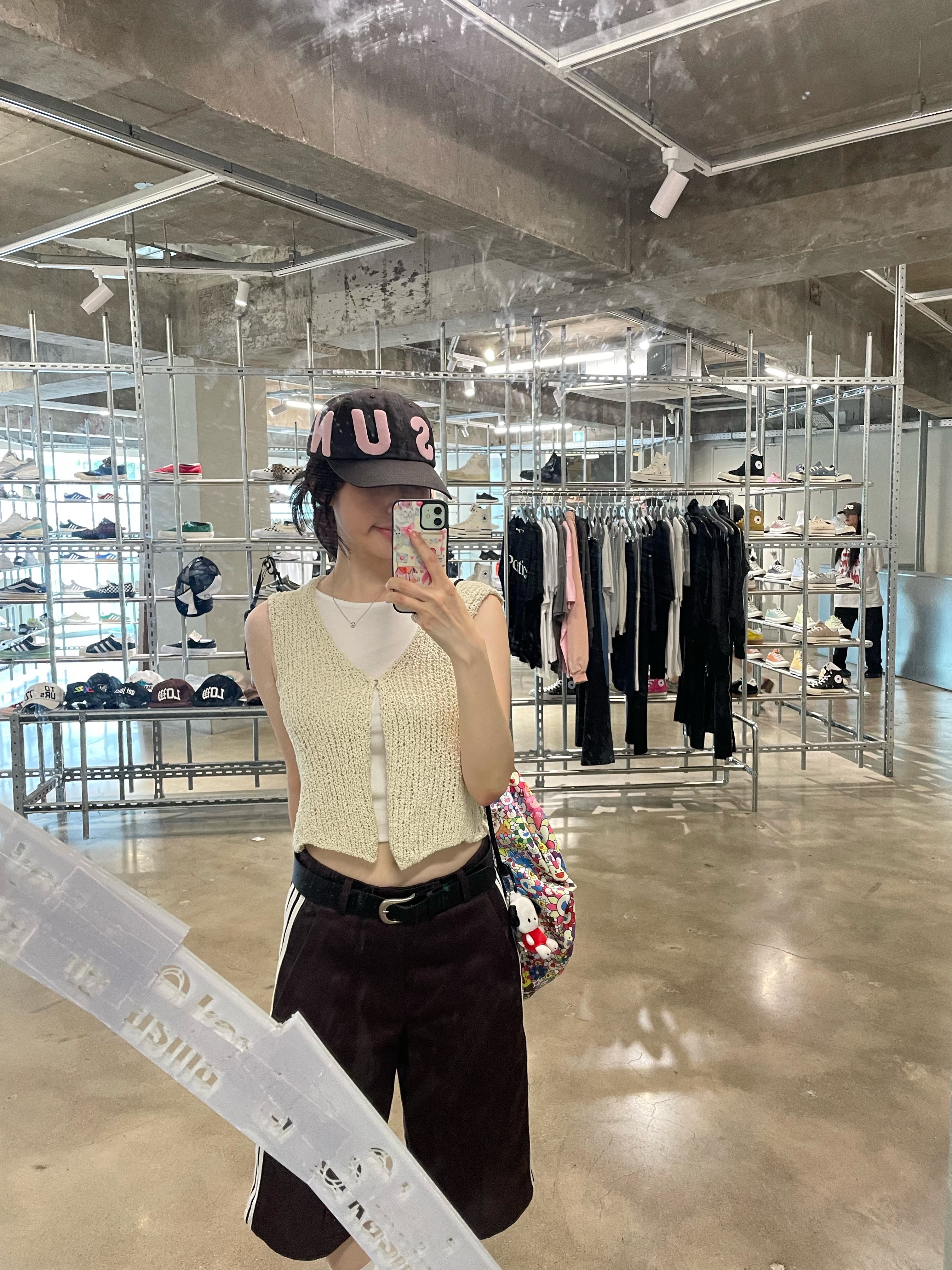 Adidas 80s Loose Buttoned 3-Stripes 11 Inch Bermuda Shorts Shadow Brown - KR Sizing, NewJeans Supernatural NJ x Murakami Drawstring Bag Ver. 착용 스타일 - 2
