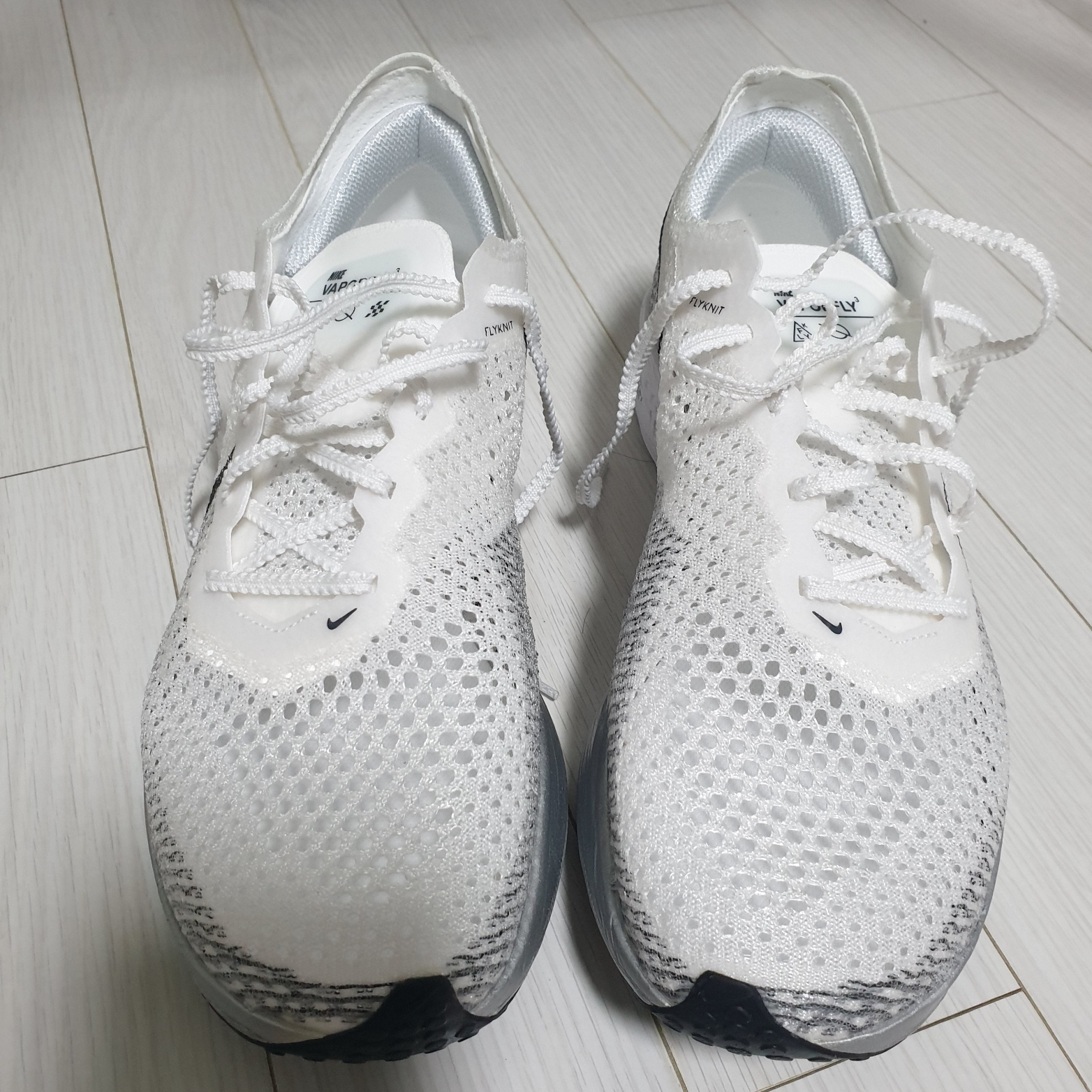 Nike ZoomX Vaporfly Next% 3 White Grey 착용 스타일 - 2