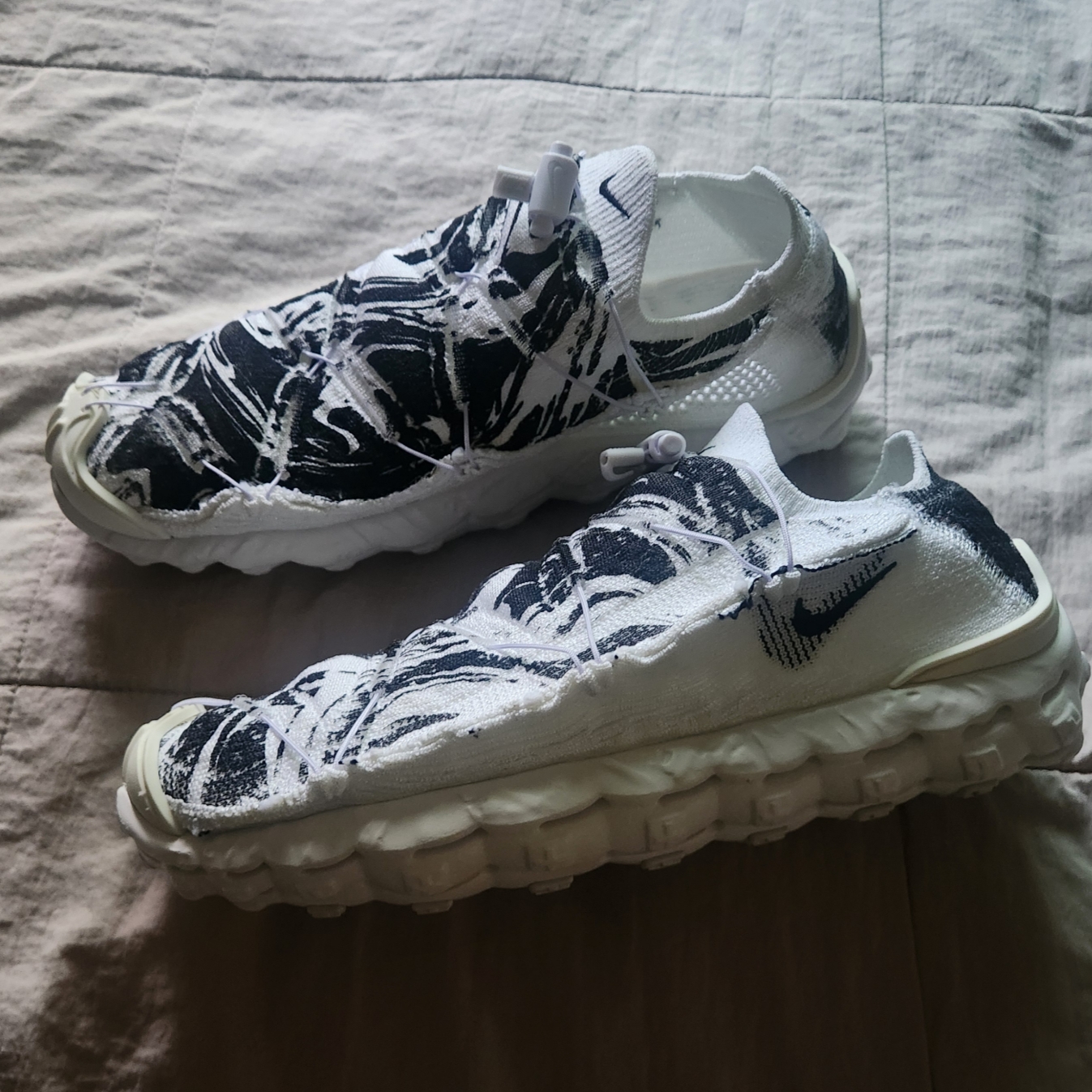 Nike ISPA Mindbody Black and White 착용 스타일