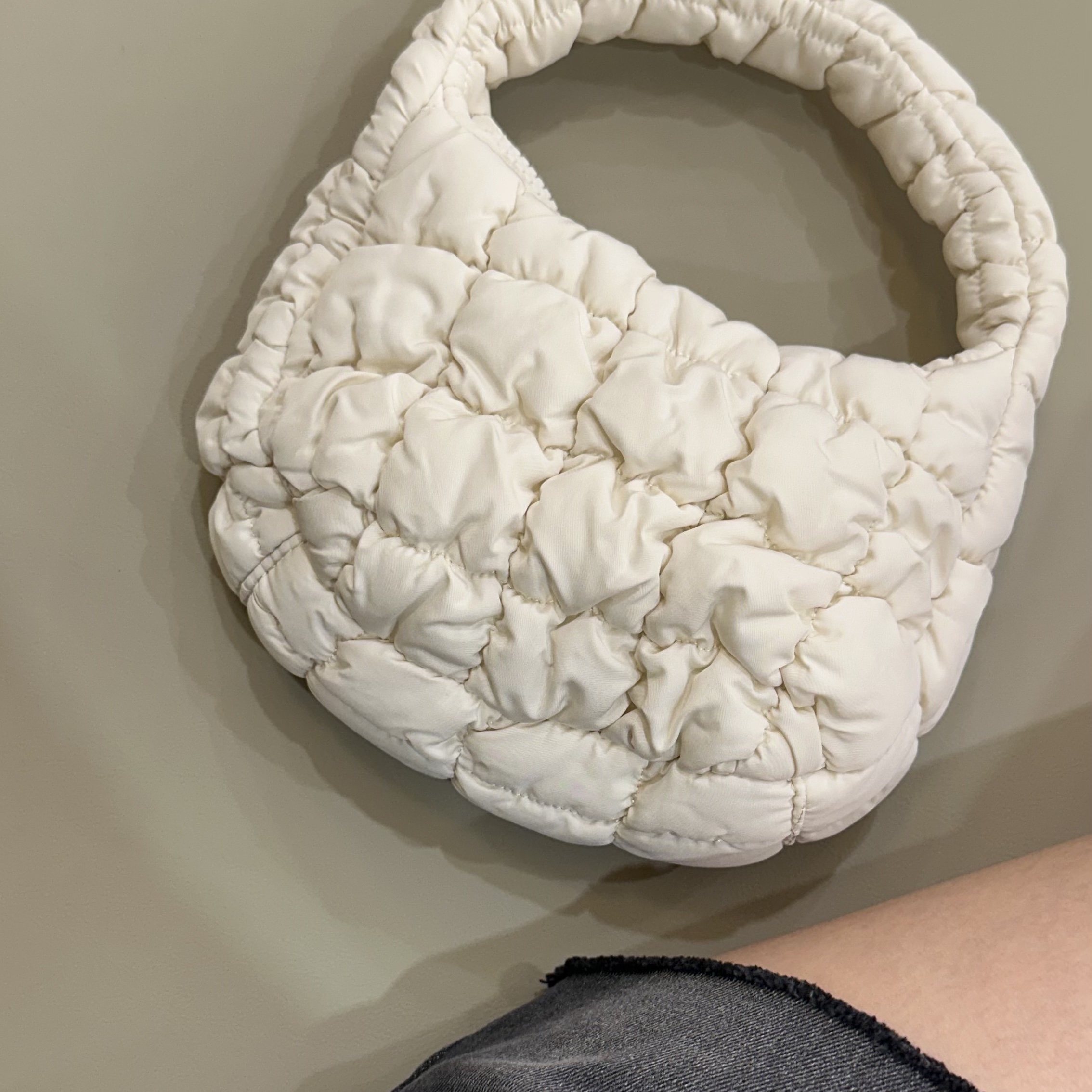 COS Quilted Micro Bag Off White 착용 스타일