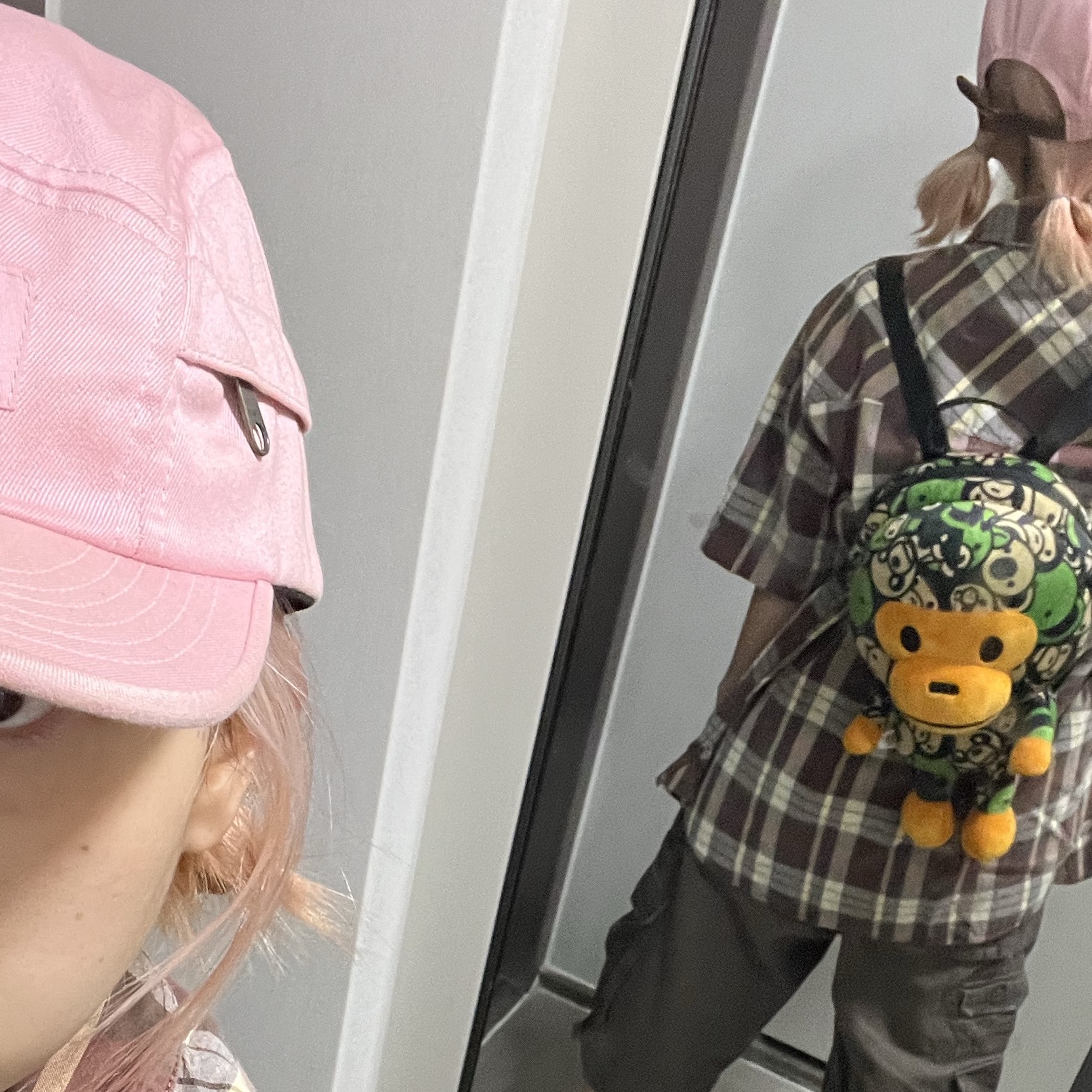 BAPE Baby Milo Plush Backpack Green, BAPE Baby Milo T-Shirt Black 착용 스타일 - 2