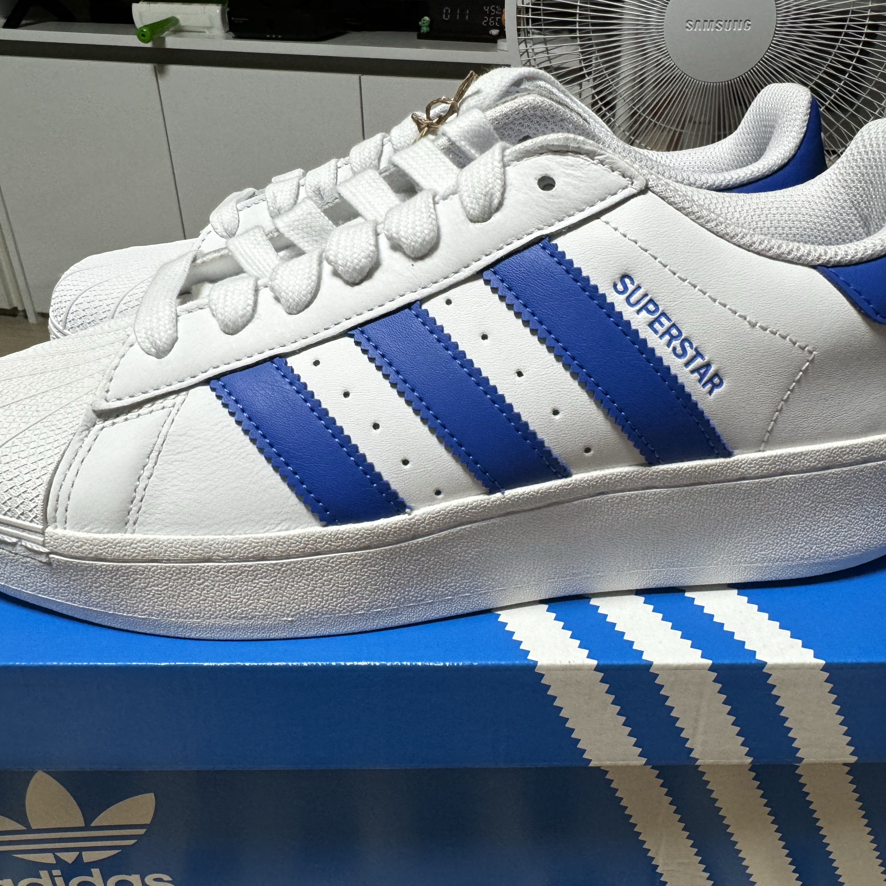 Adidas Superstar XLG Cloud White Blue 착용 스타일 - 1