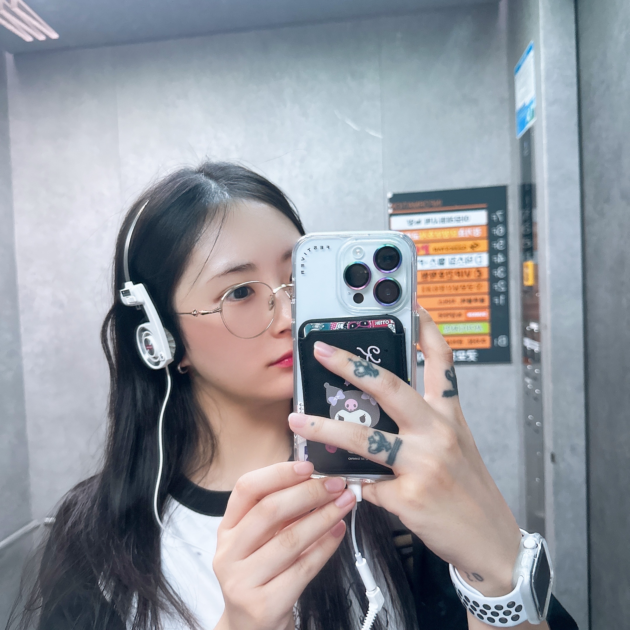 Supreme x Koss Portapro Headphones White - 23FW, Gentle Monster Ep 031 Gold 착용 스타일 - 1