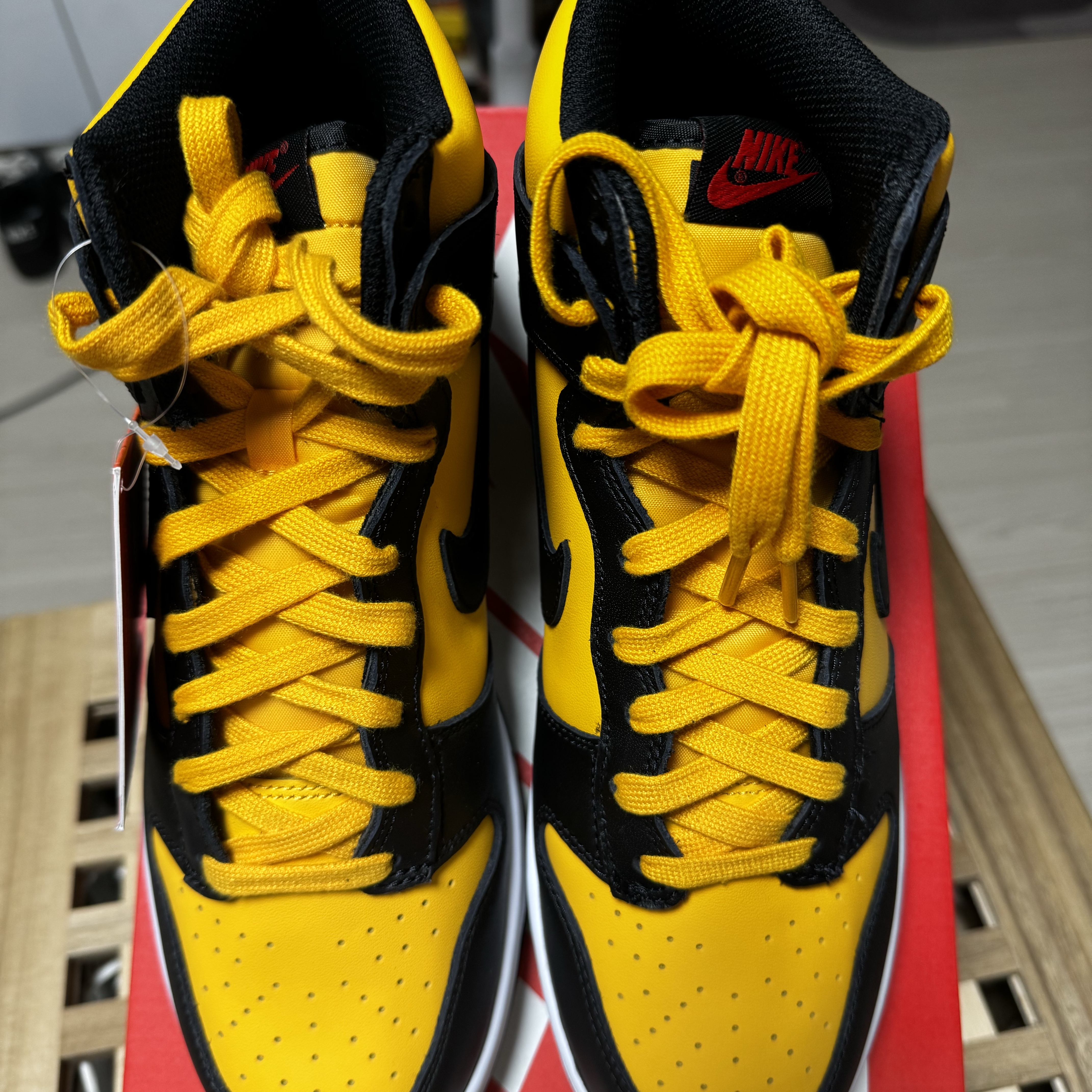 Nike Dunk High Retro University Gold and Black 착용 스타일 - 3