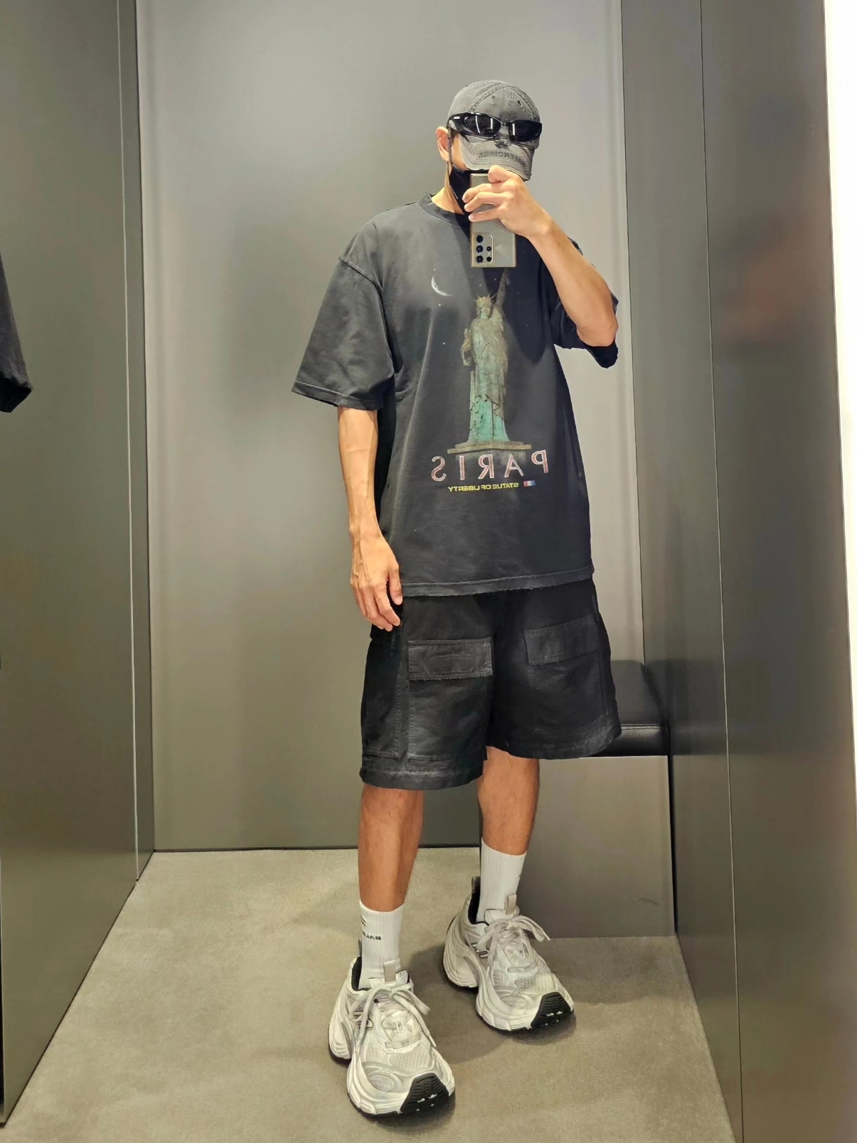 Balenciaga Paris Liberty Medium Fit T-Shirt Black 착용 스타일 - 1