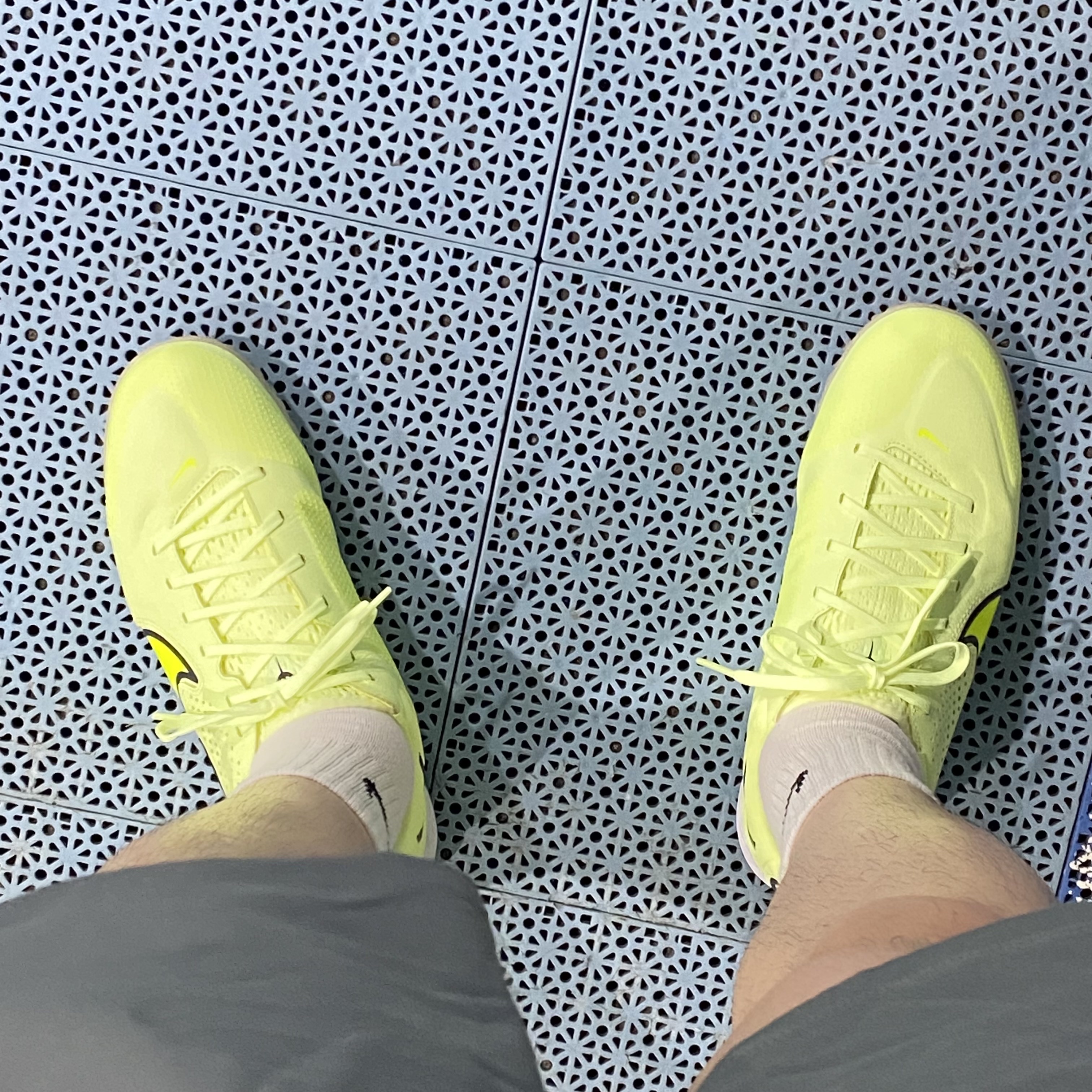 Nike React Tiempo Legend 9 Pro TF Barely Volt, Nike Everyday Lightweight Training Crew Socks White (3 Pack/Korean Ver.) 착용 스타일 - 1