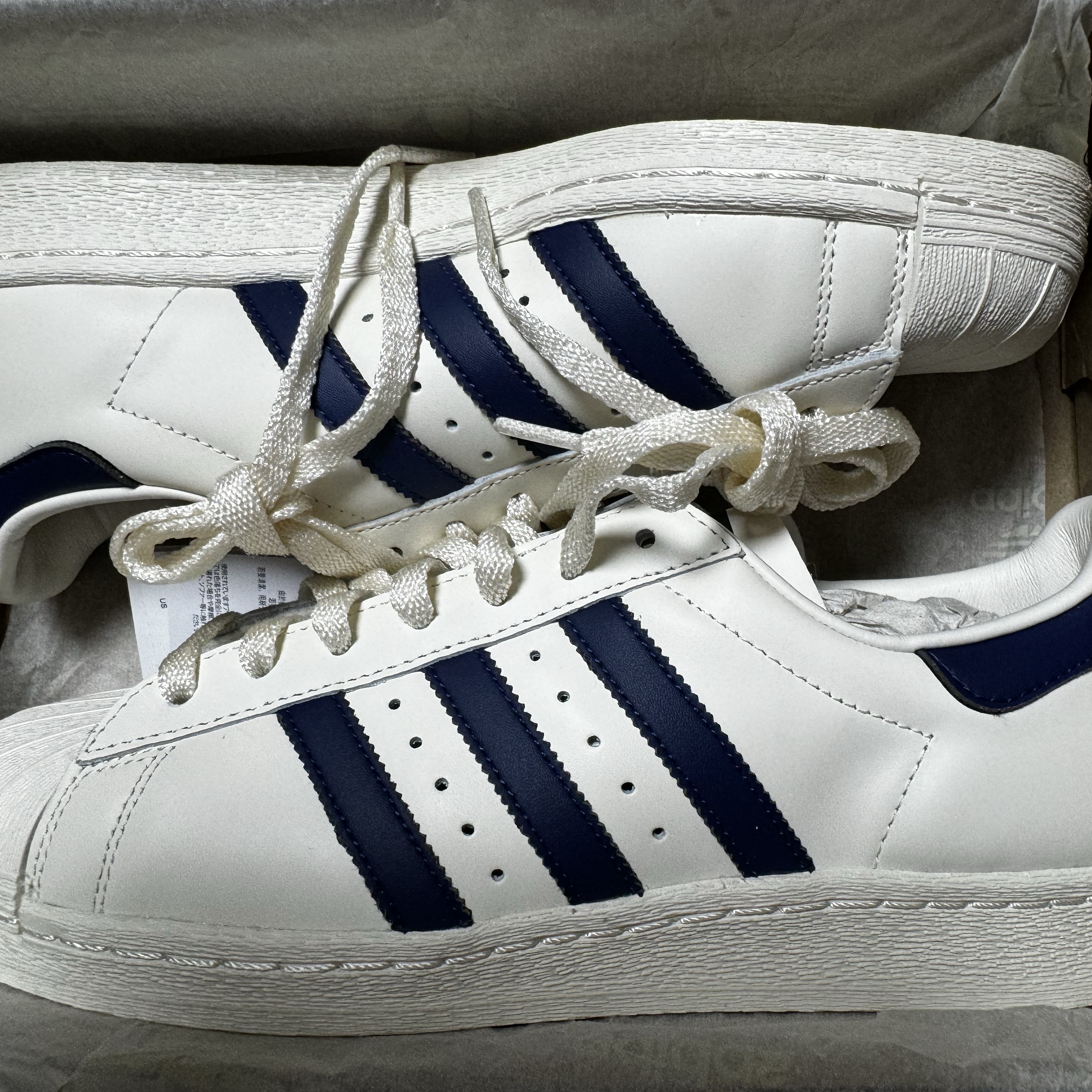 Adidas Superstar 82 White Dark Blue 착용 스타일 - 2