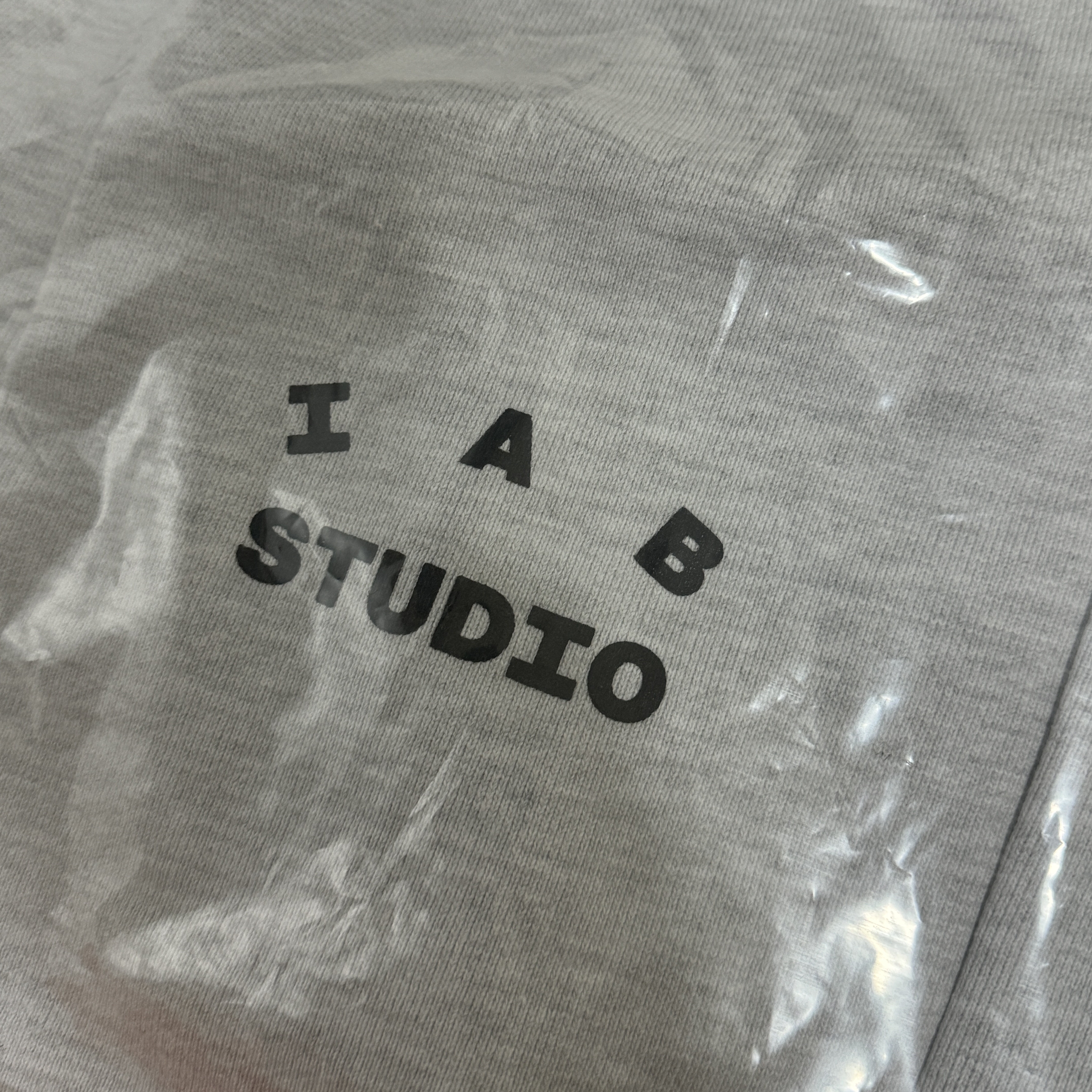 IAB Studio Monk Bag Light Gray Black 착용 스타일