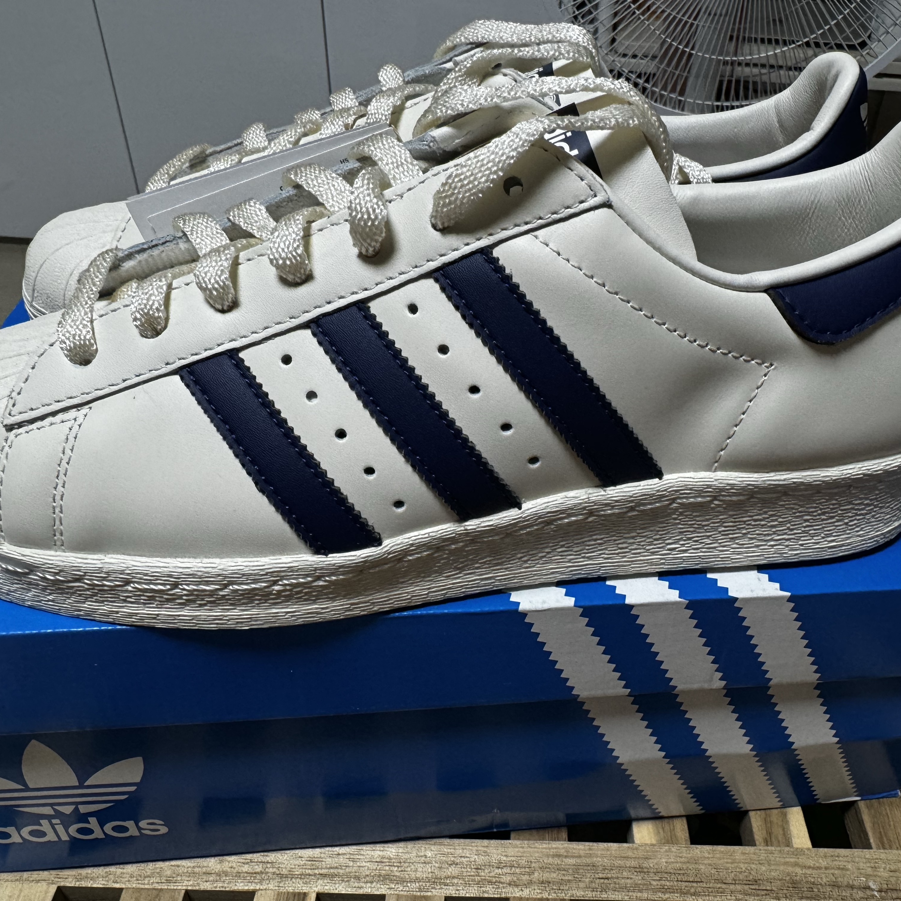 Adidas Superstar 82 White Dark Blue 착용 스타일 - 1