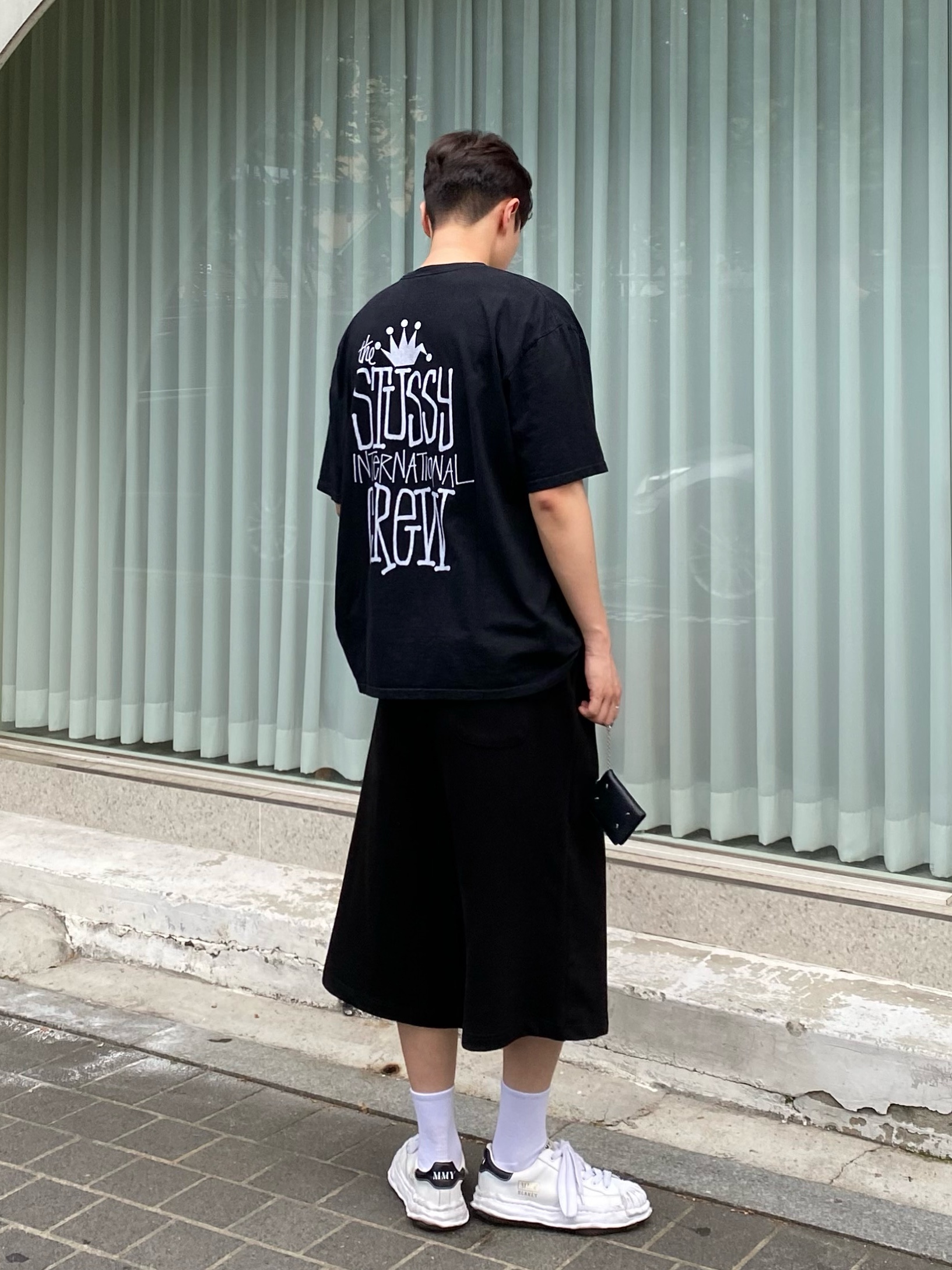 Stussy Crown International Pigment Dyed T-Shirt Black, Maison Mihara Yasuhiro Blakey OG Sole Canvas Low-top Sneakers White 착용 스타일 - 1
