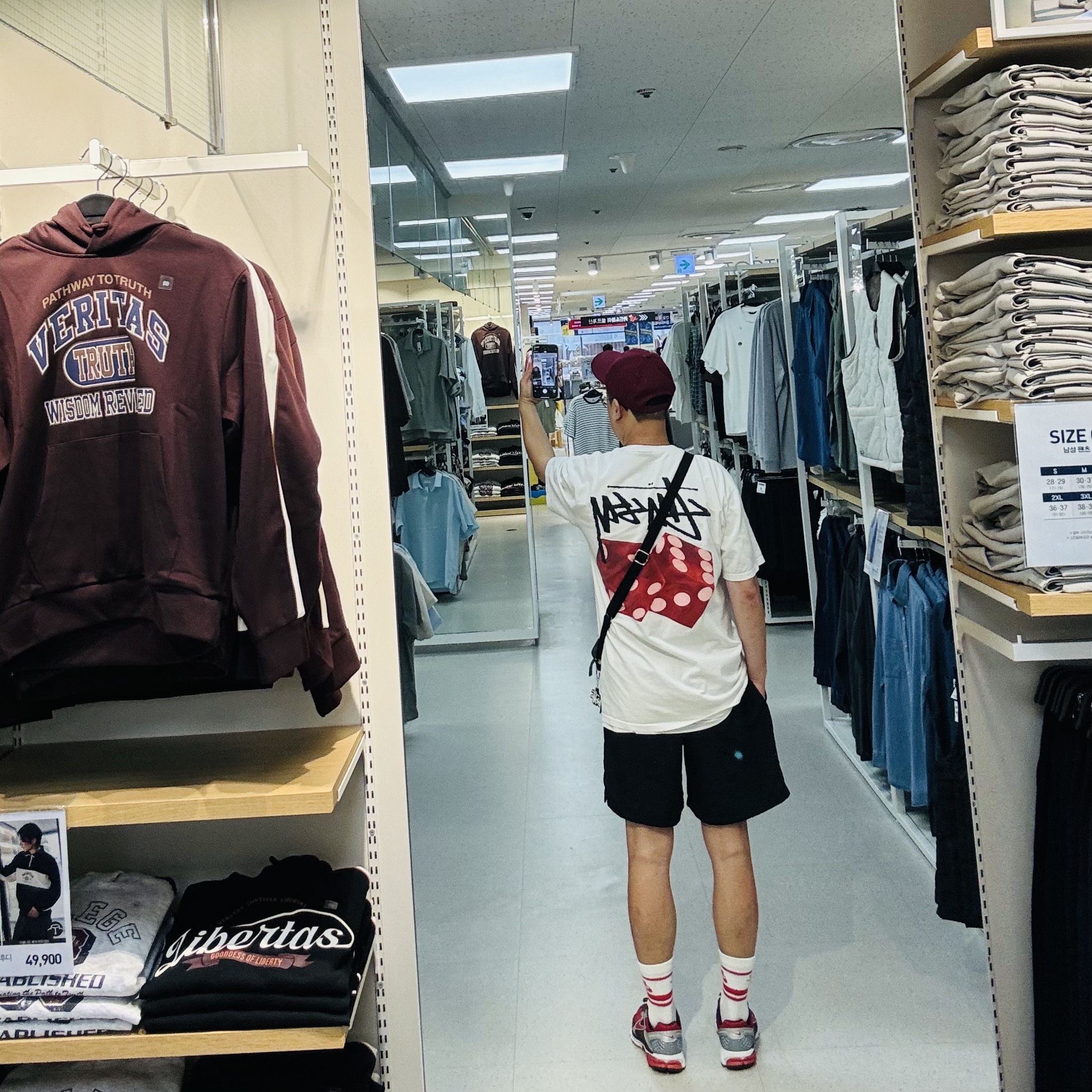 Stussy Low Profile Stock Dice Snapback Maroon, Stussy Diced Out T-Shirt White 착용 스타일 - 2