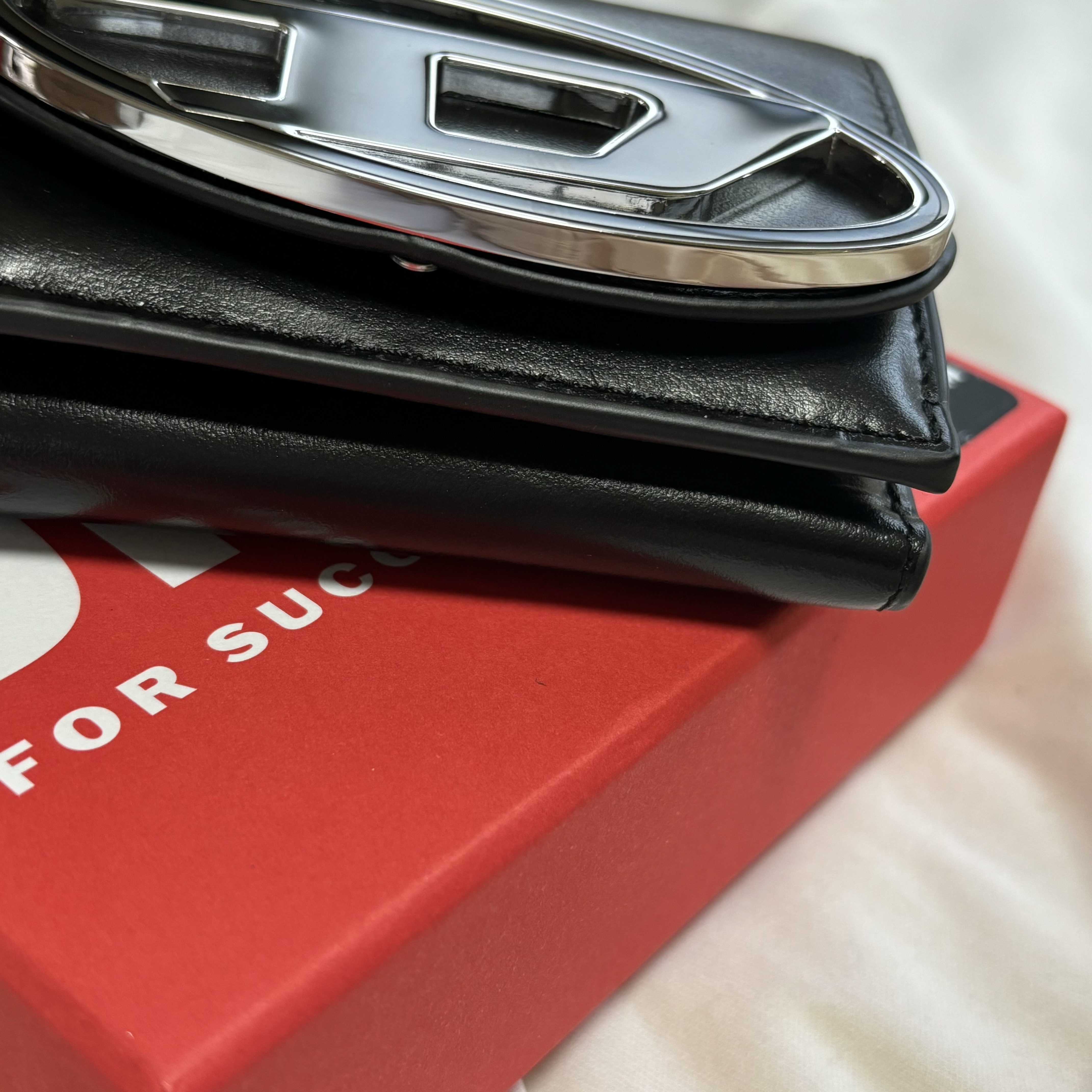 Diesel 1DR Tri-Fold Coin XS li Wallet Black 착용 스타일