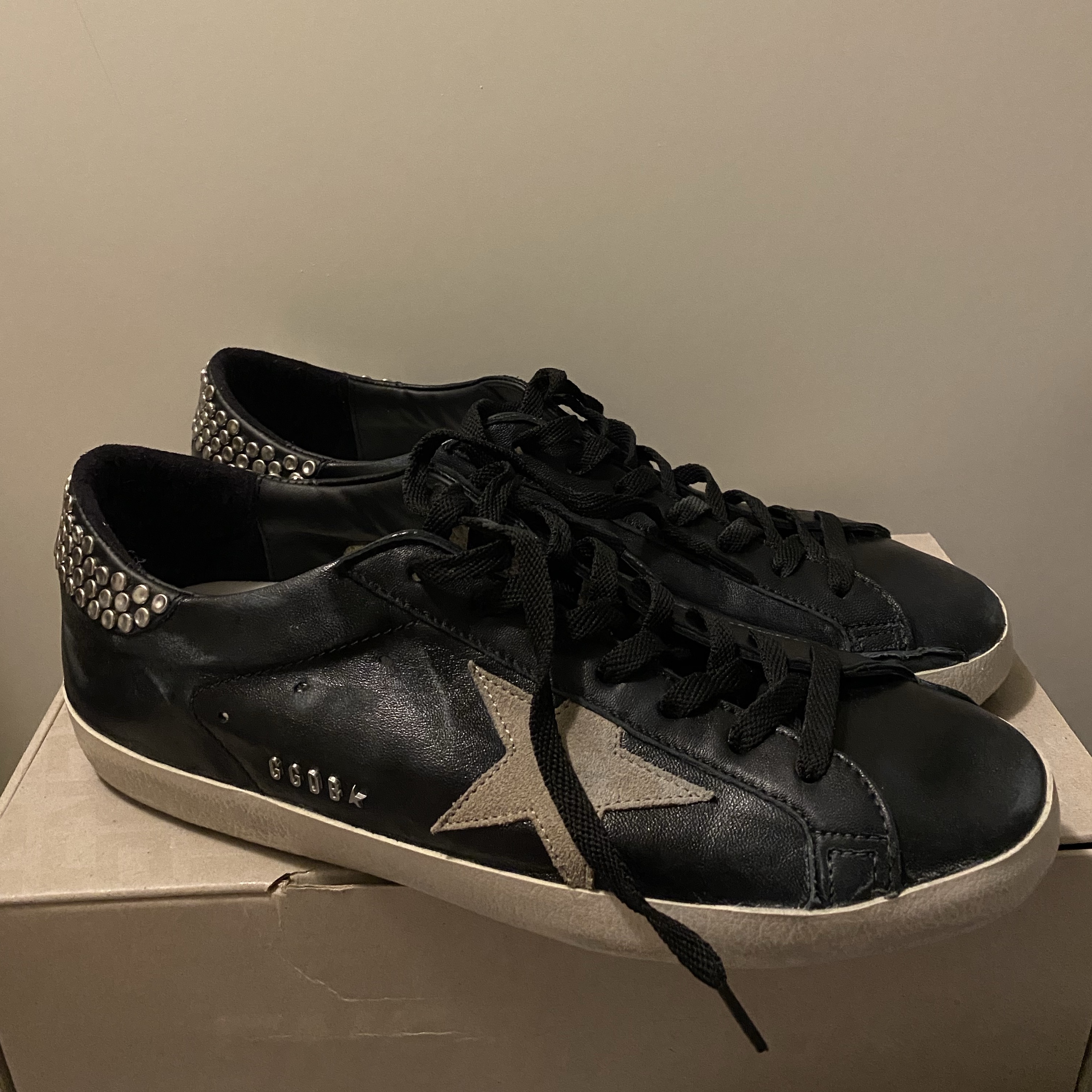 Golden Goose Superstar Black Taupe Silver Heel Tab Sneakers 착용 스타일 - 2