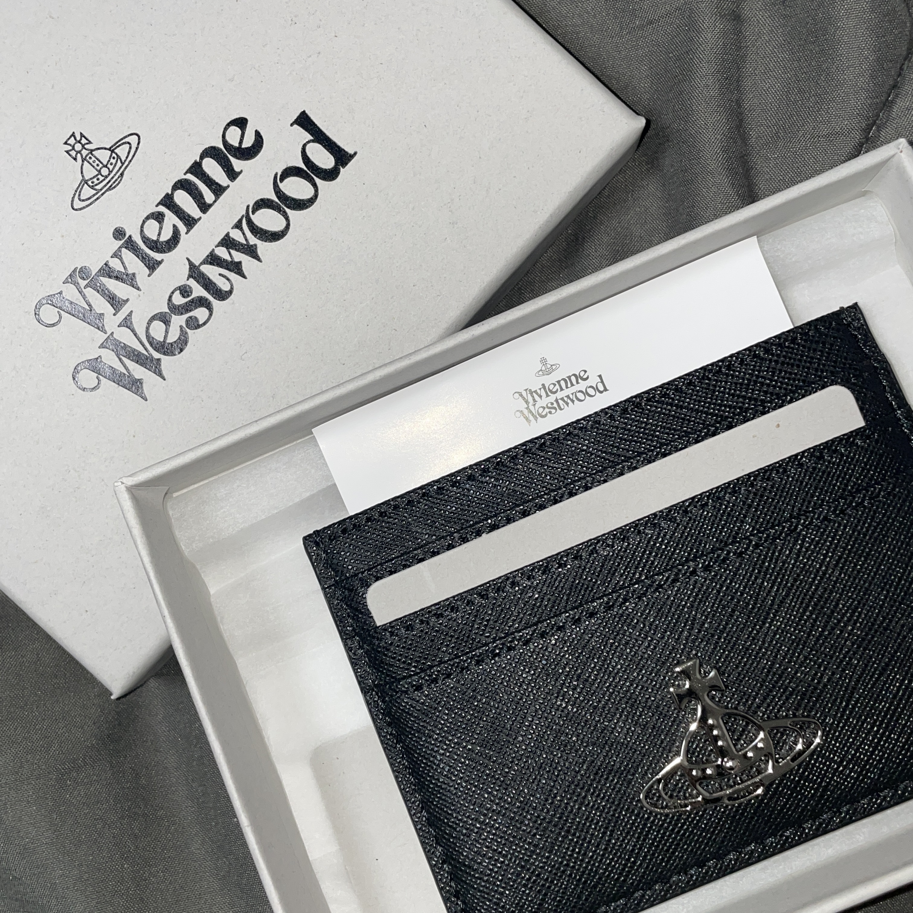 Vivienne Westwood Logo Card Holder Black 착용 스타일
