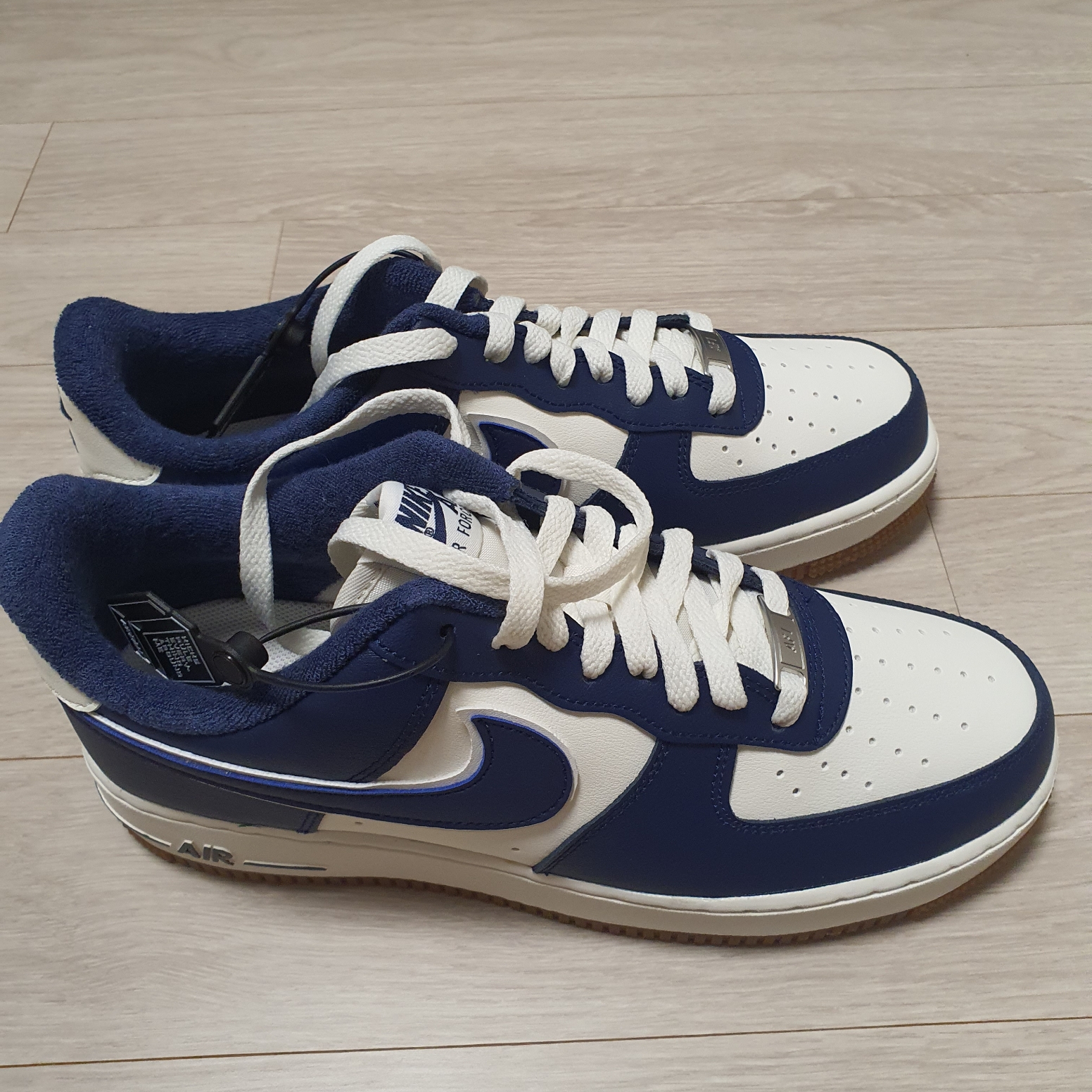Nike Air Force 1 '07 LV8 Midnight Navy 착용 스타일 - 4