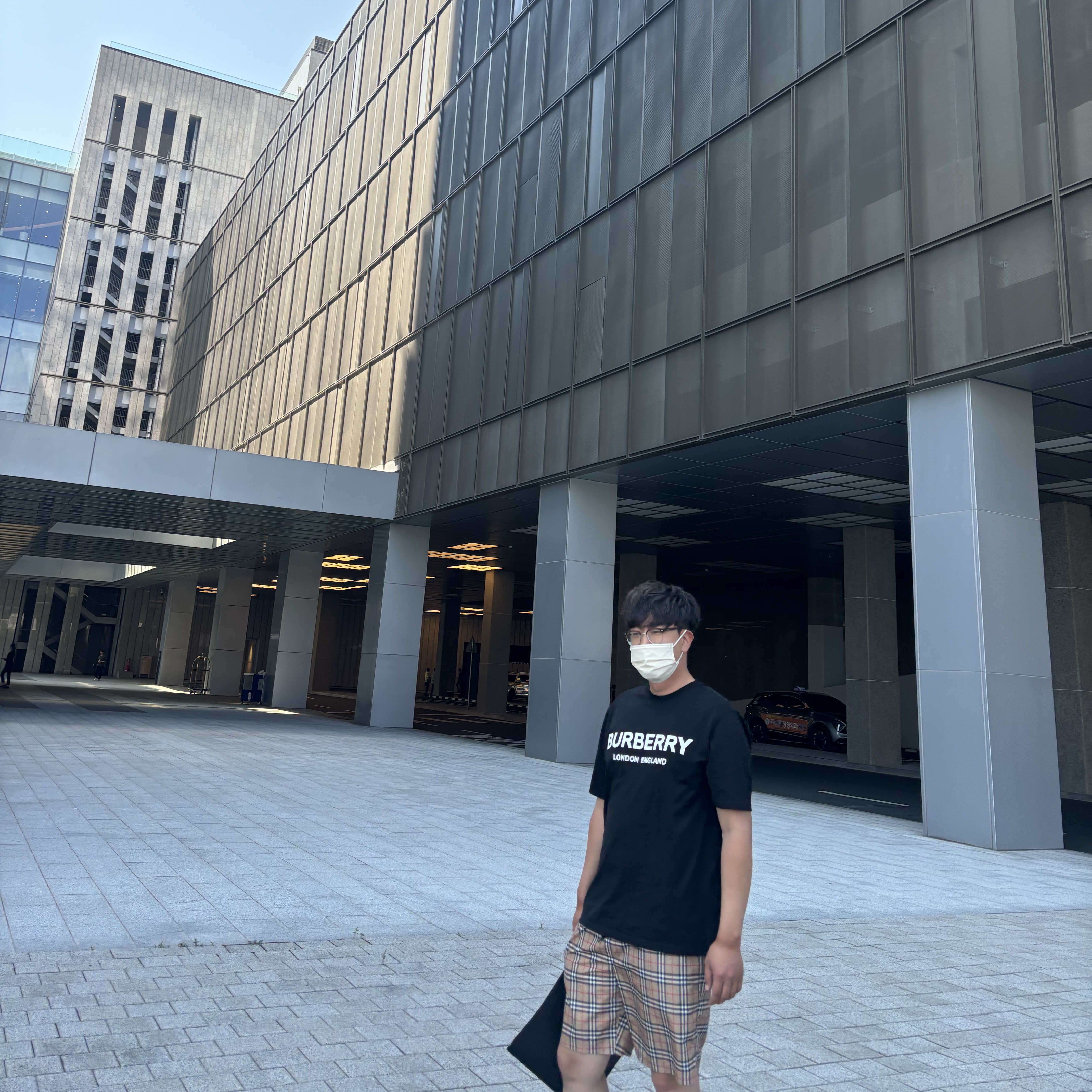 Burberry Logo Print Cotton T-Shirt Black, Burberry Small Scale Check Drawcord Swim Shorts Archive Beige 착용 스타일