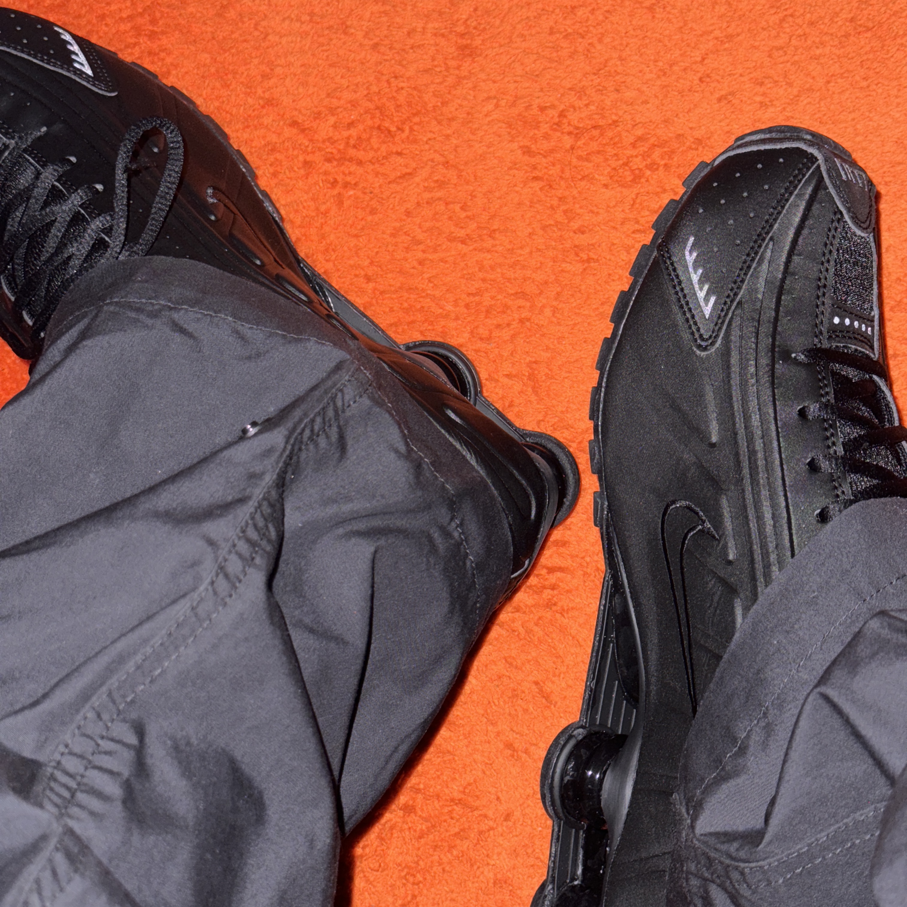 (W) Nike Shox R4 Black 착용 스타일 - 1