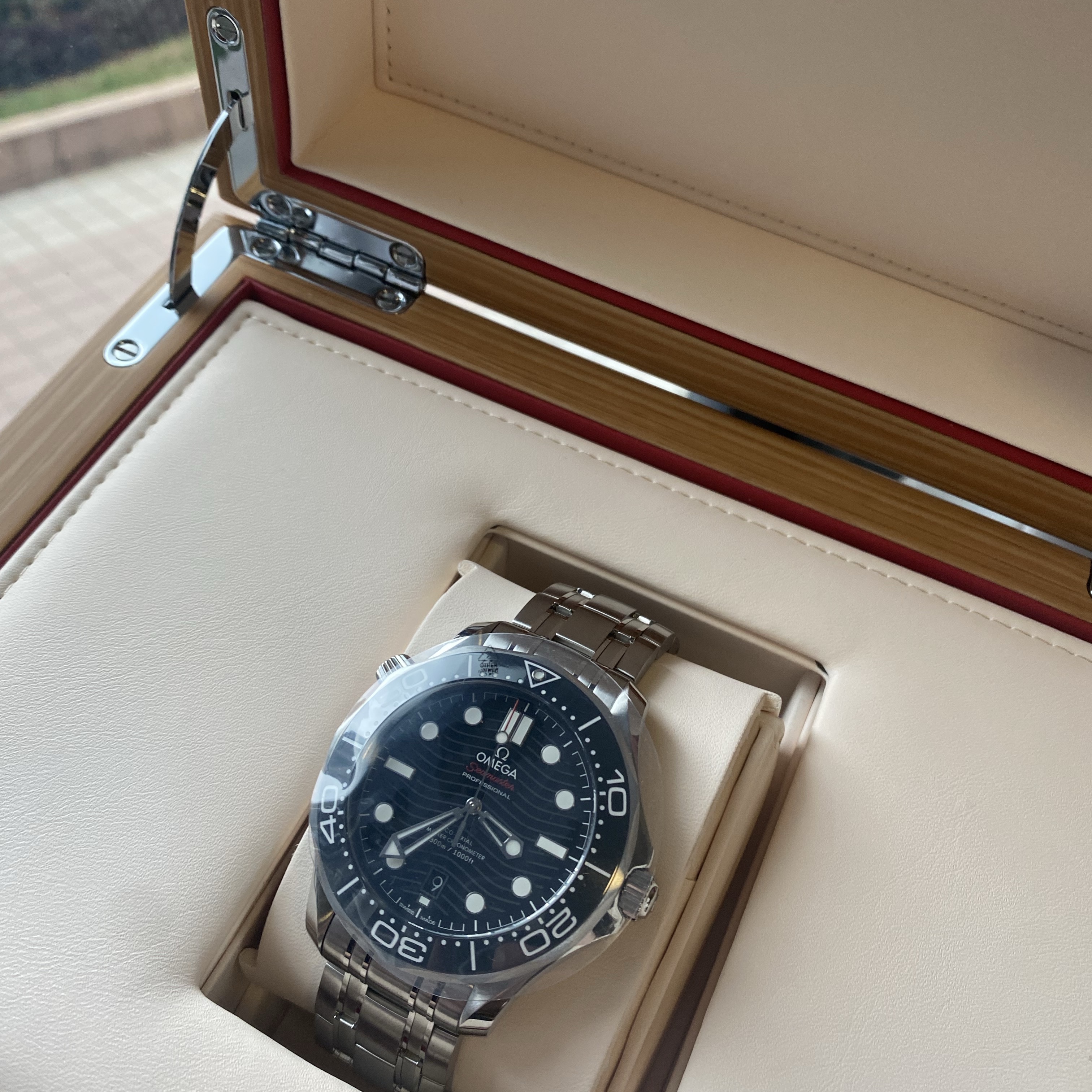 Omega Seamaster Diver 300M Co Axial Master Chronometer Steel Black 착용 스타일 - 1