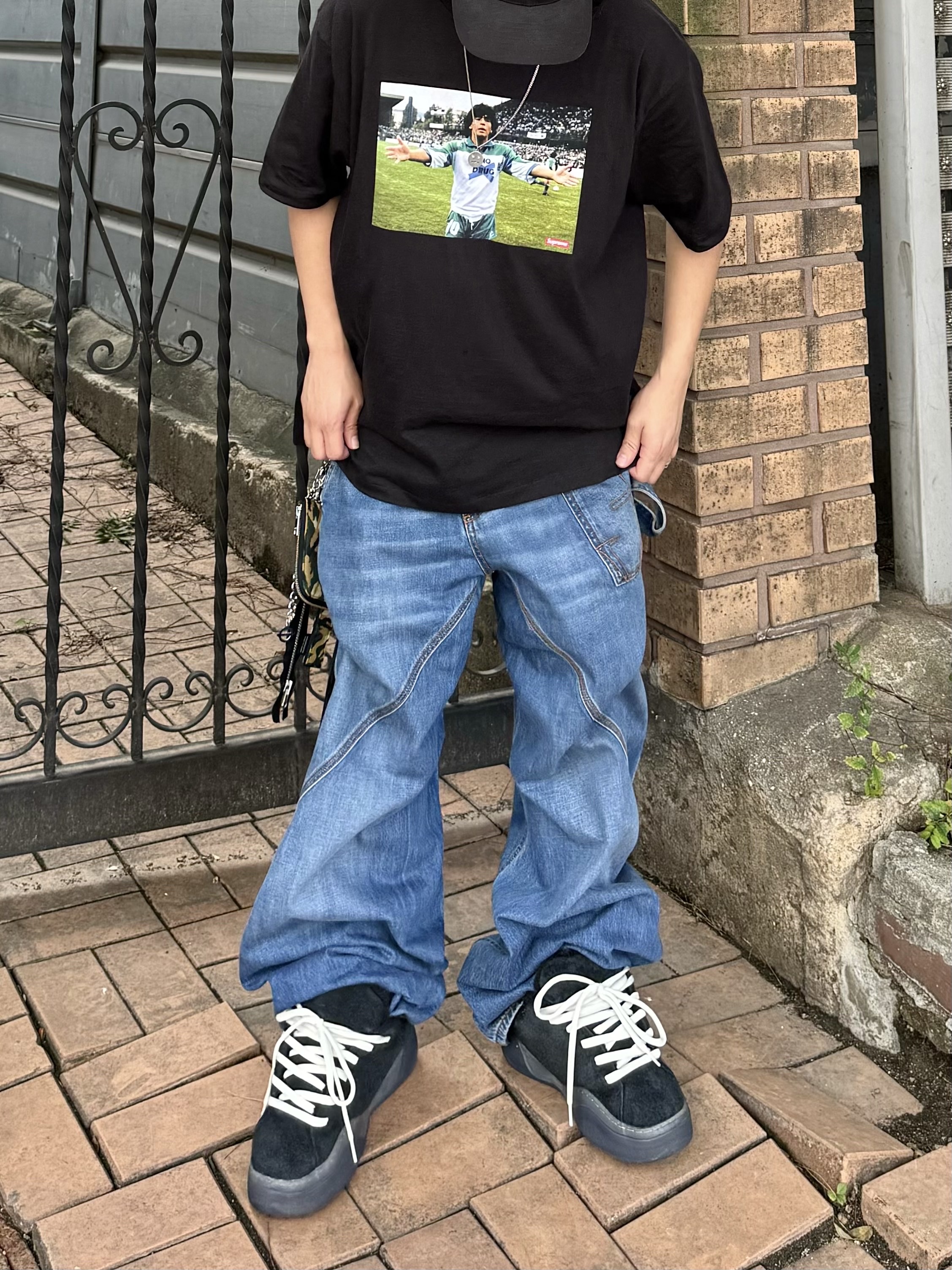 Supreme Maradona T-Shirt Black - 24SS, JW Anderson Twisted Workwear Denim Jeans Light Blue 착용 스타일 - 5
