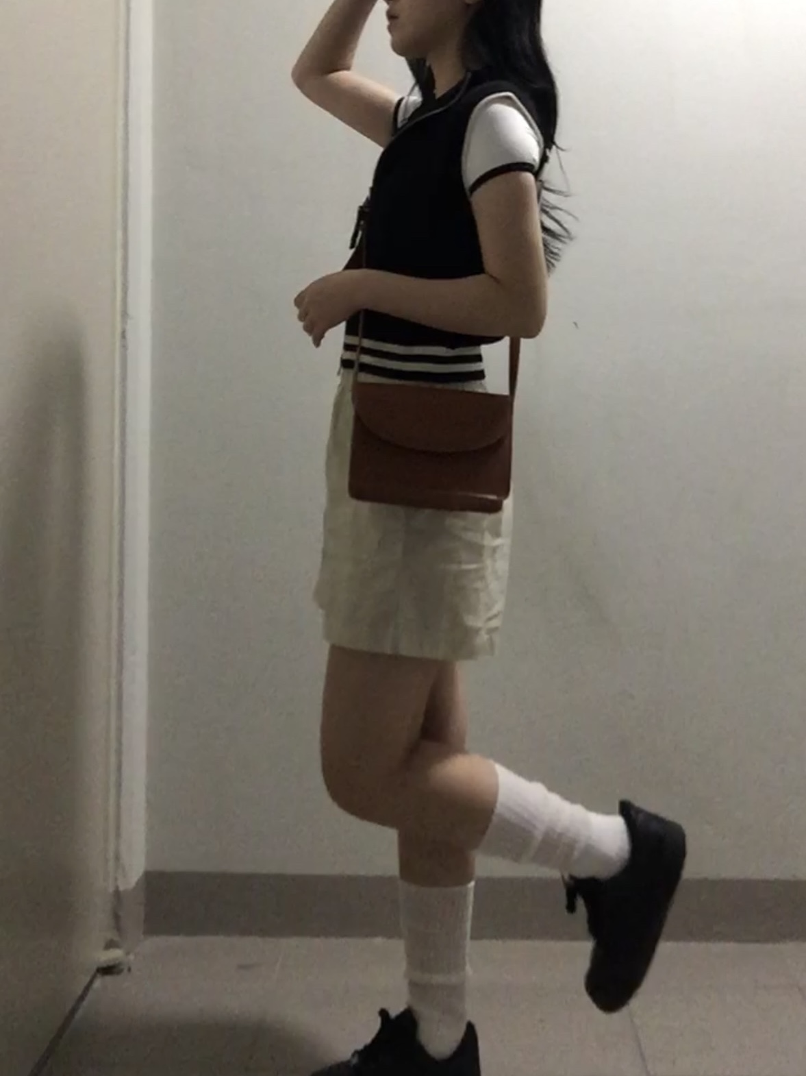 (W) Matin Kim Spell Point Stripe Knit Vest Black 착용 스타일 - 2