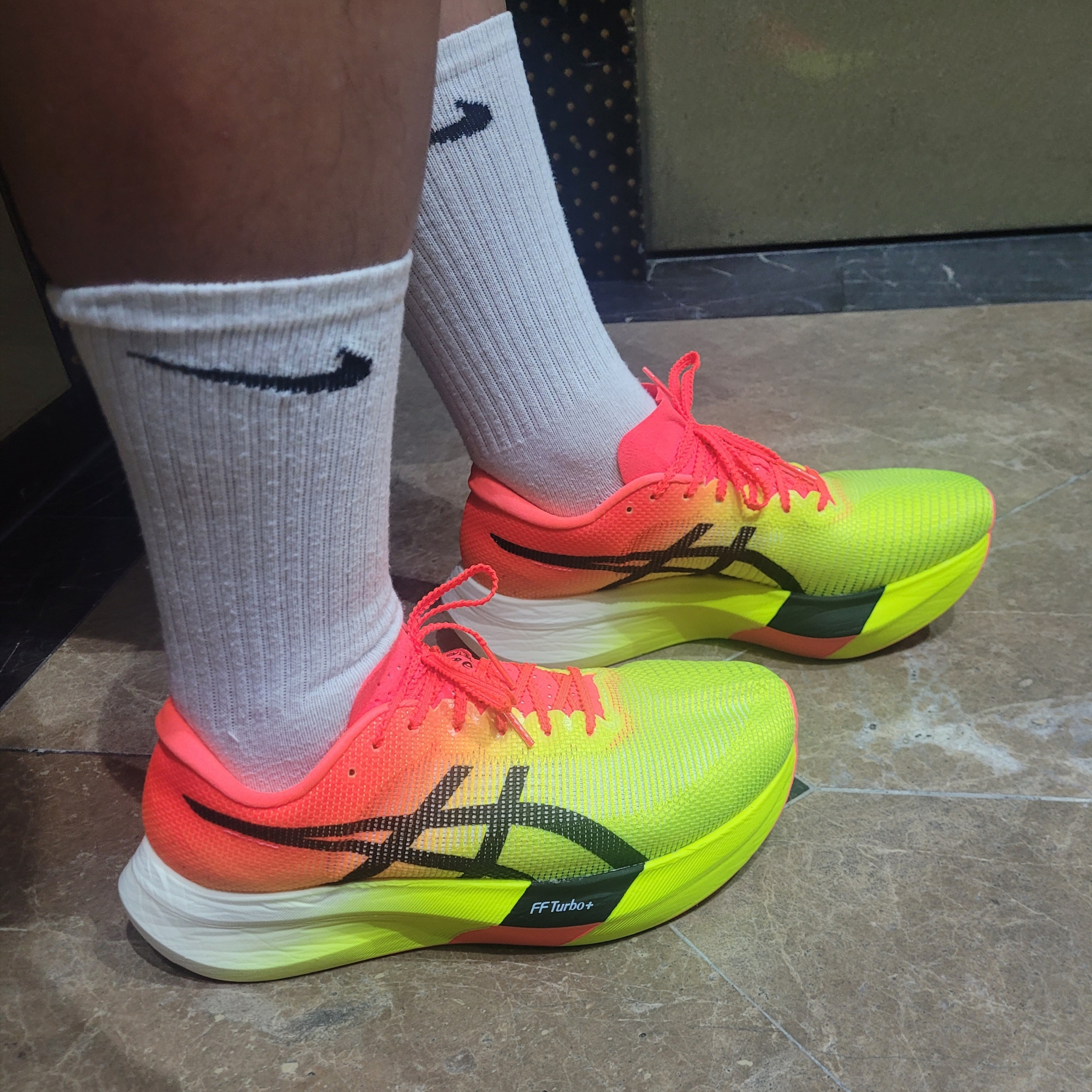 Asics Metaspeed Sky Paris Safety Yellow Black 착용 스타일