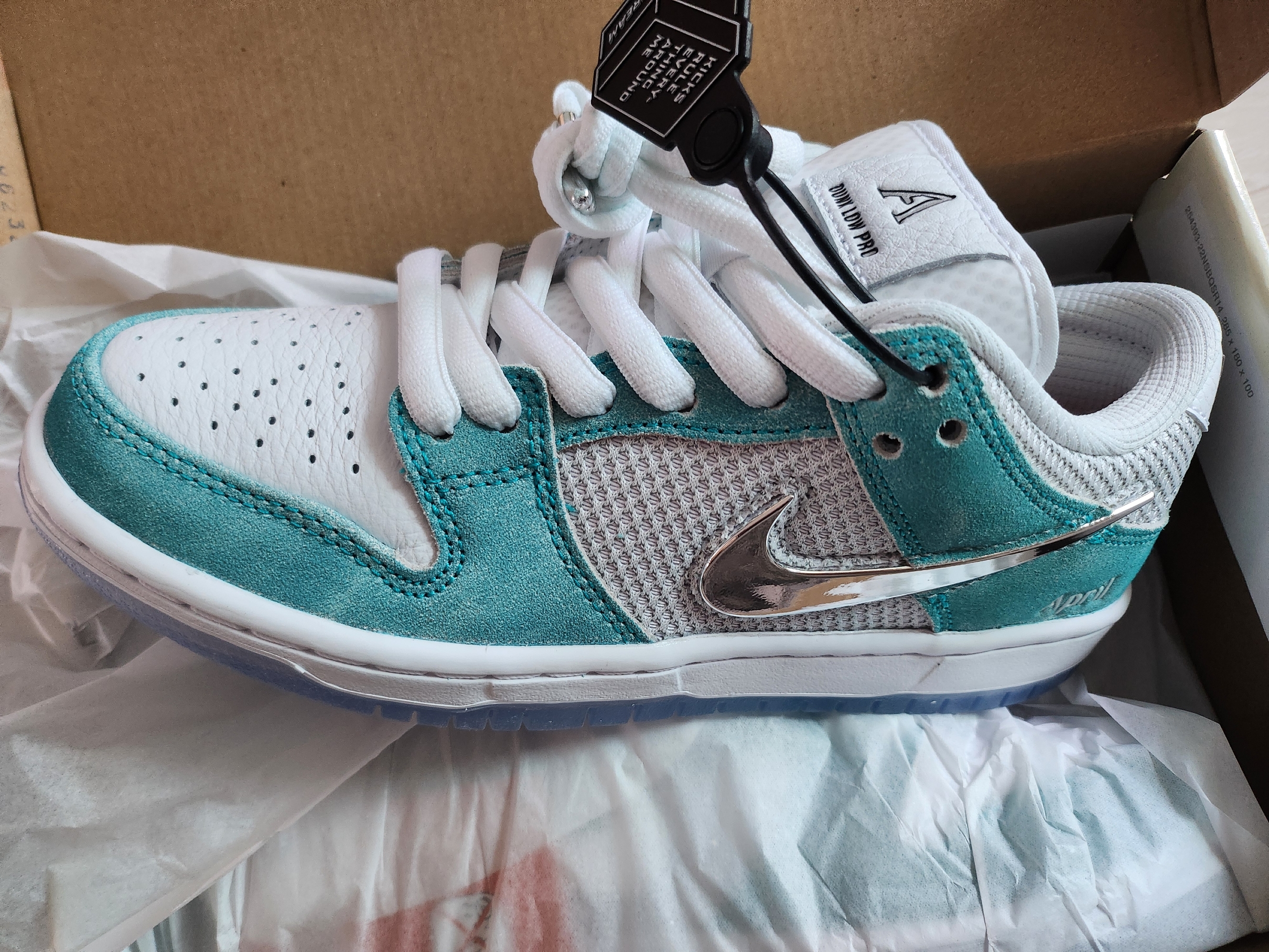 Nike x April Skateboards SB Dunk Low Pro QS Racer Blue Metallic Silver 착용 스타일