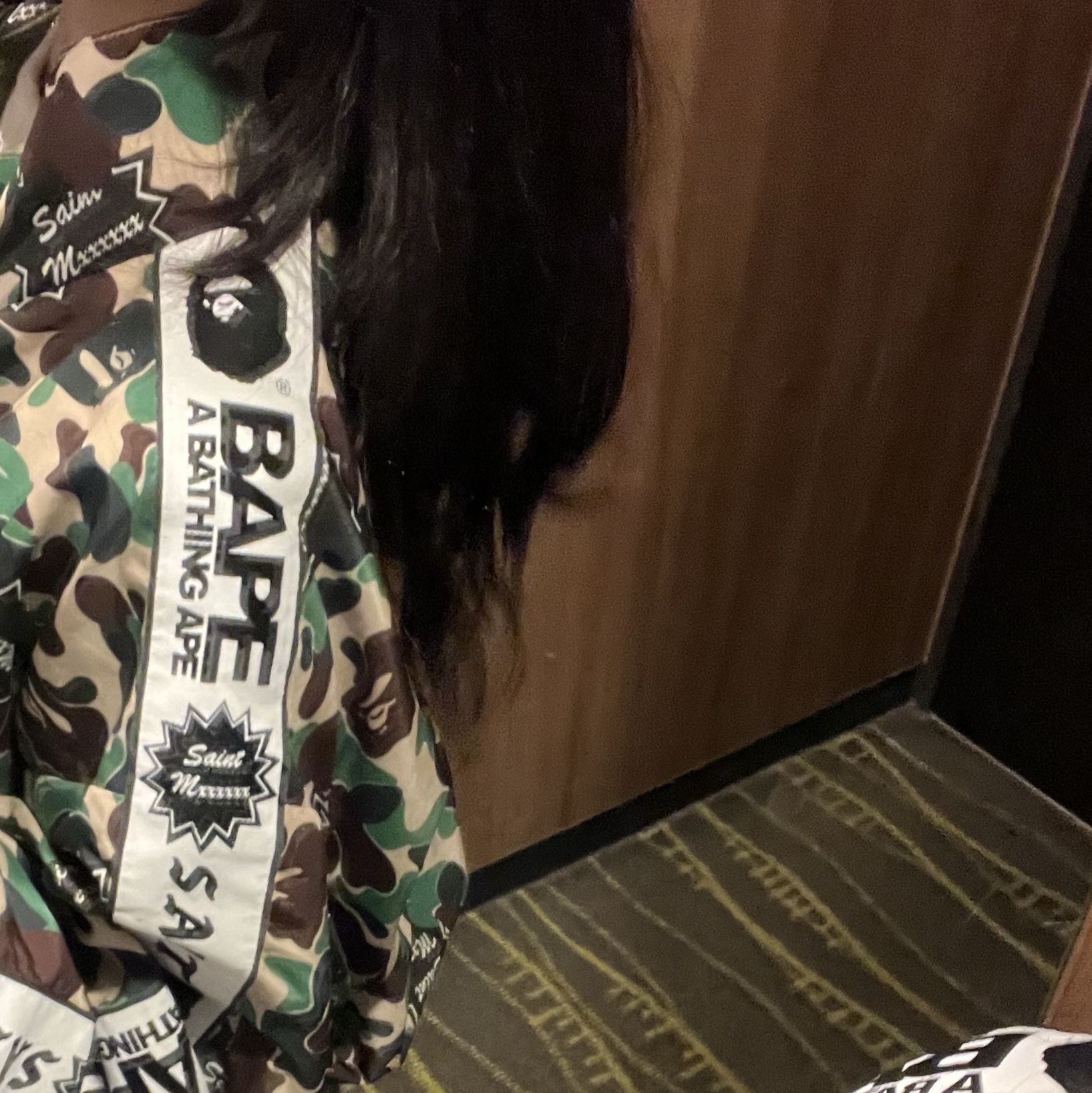 Saint Mxxxxxx x BAPE Stape Track Jacket Camo 착용 스타일 - 3