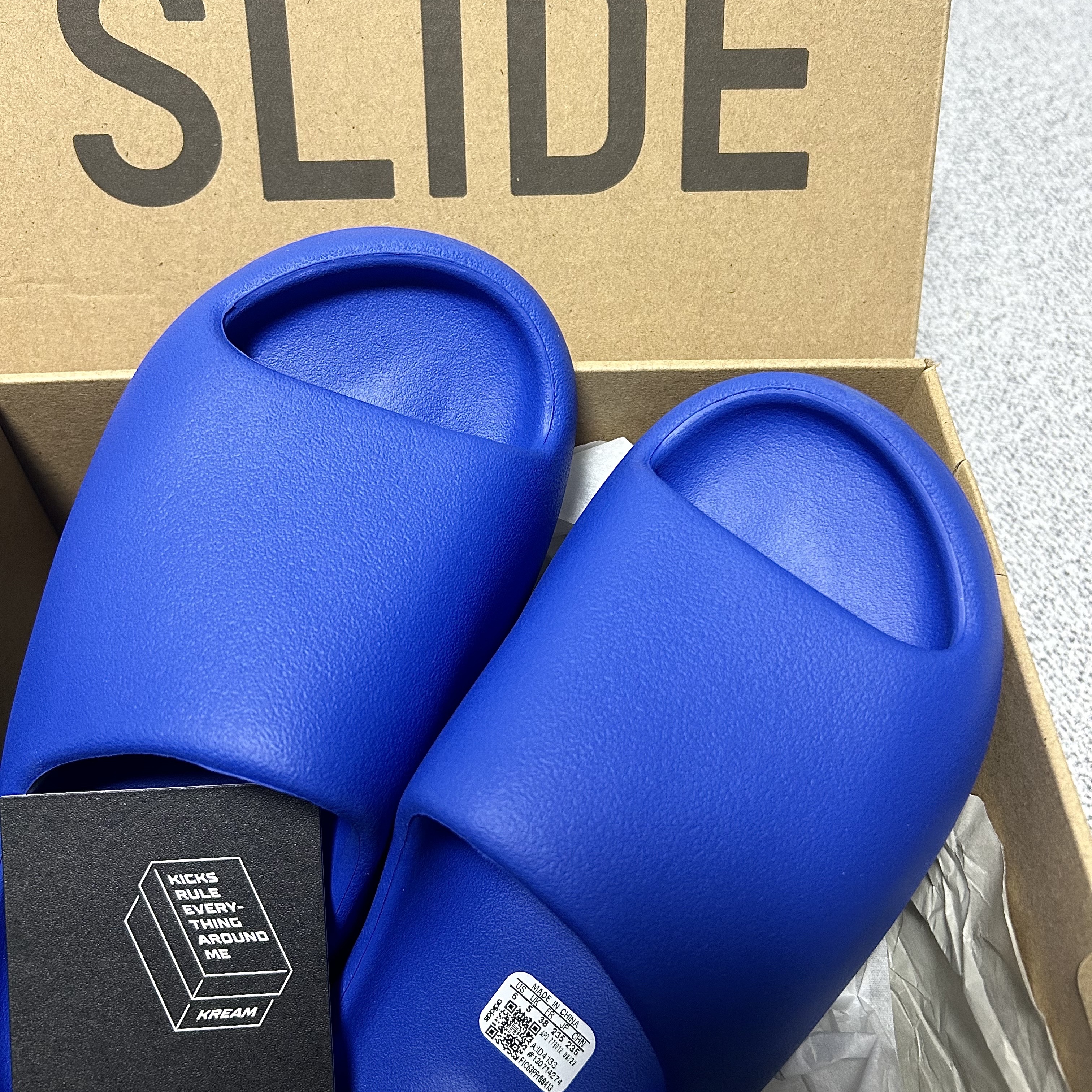 Adidas Yeezy Slide Azure 착용 스타일