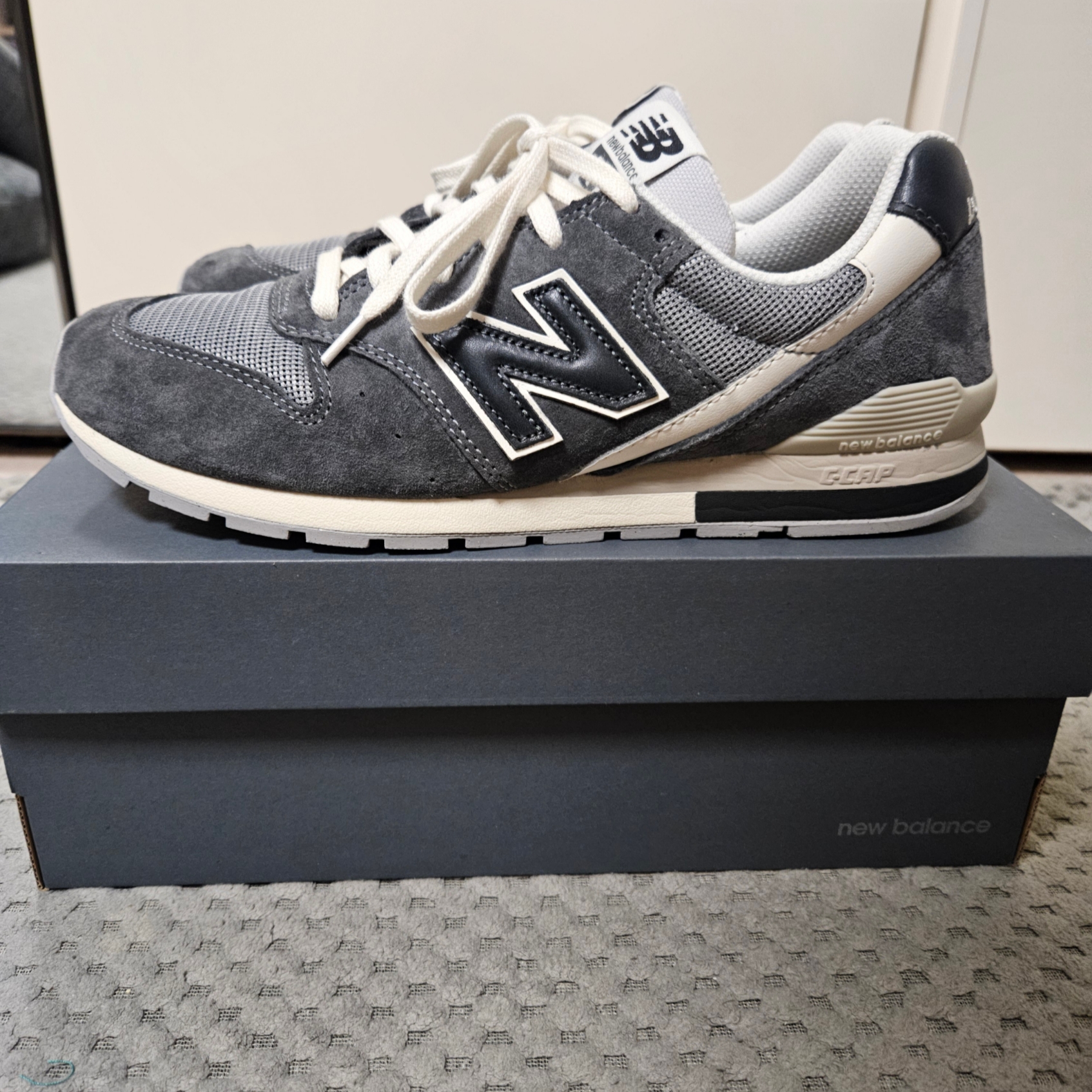 New Balance 996 Castlerock Shadow Grey 착용 스타일 - 2