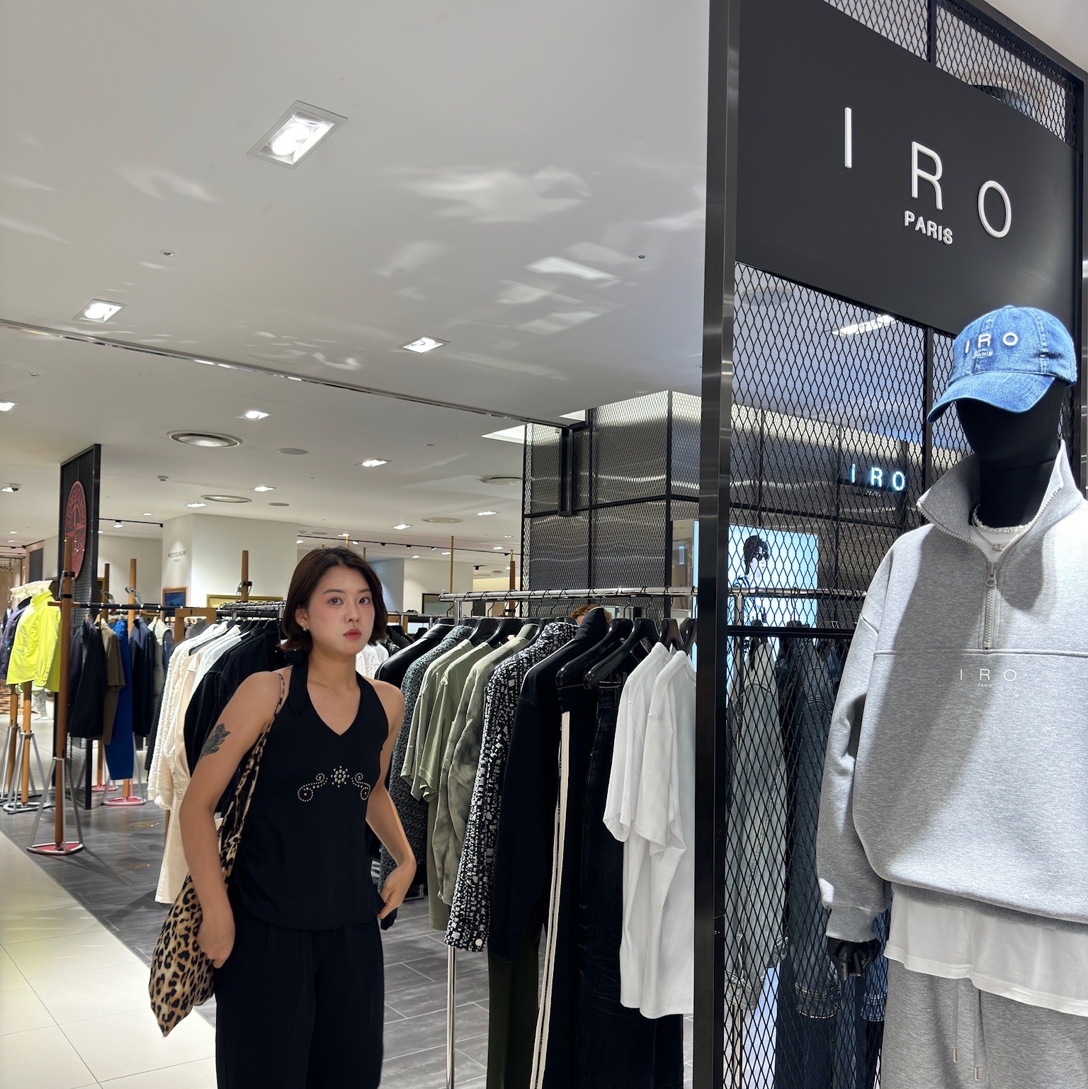 Iro Club De Paris Edition Cotton Ball Cap Black, Iro Walid Nylon Banding Shorts Pants Black 착용 스타일 - 6
