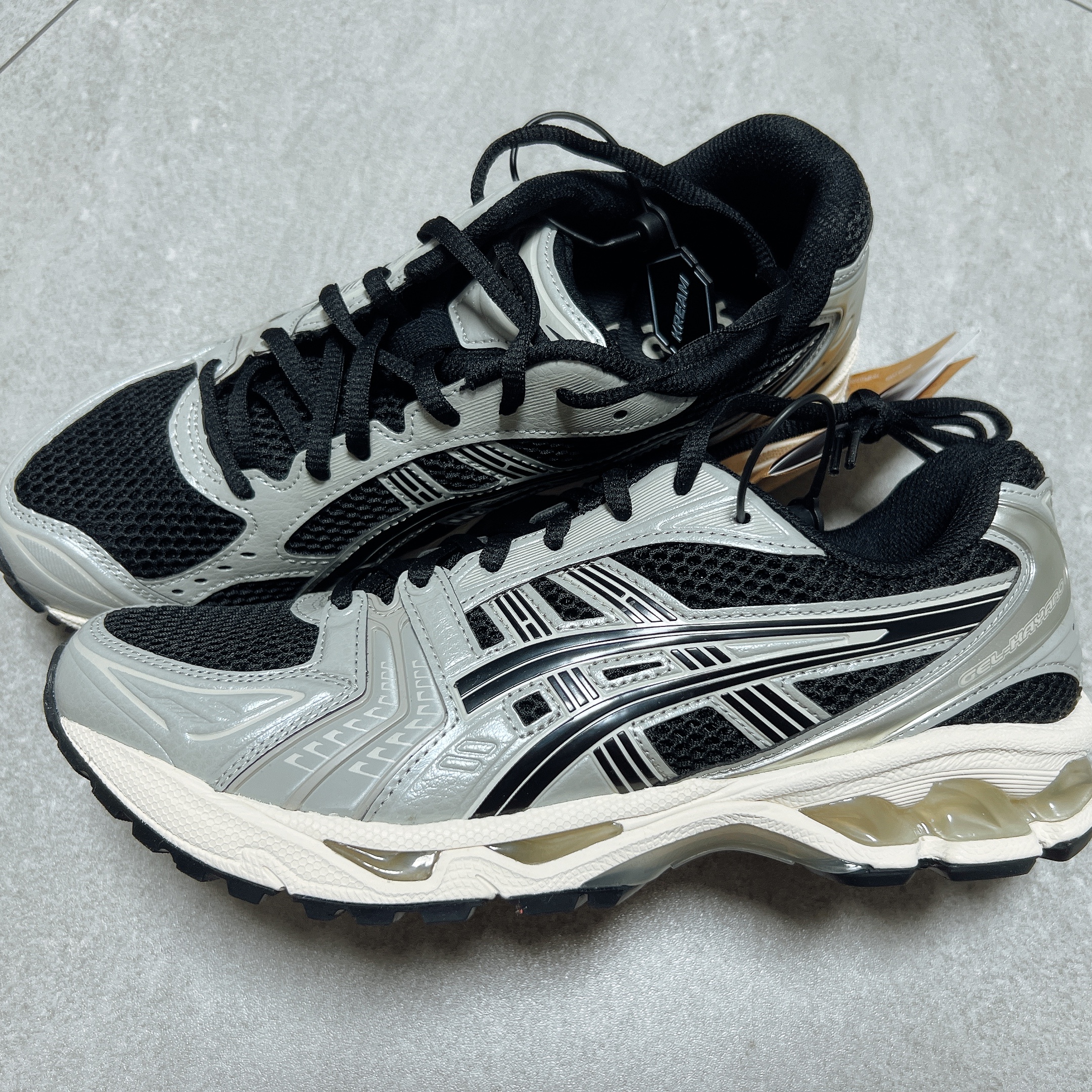 Asics Gel-Kayano 14 Black Seal Grey 착용 스타일