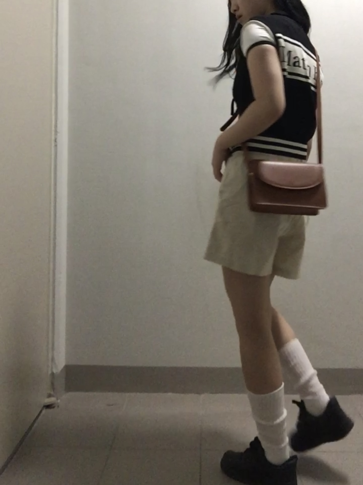 (W) Matin Kim Spell Point Stripe Knit Vest Black 착용 스타일 - 3