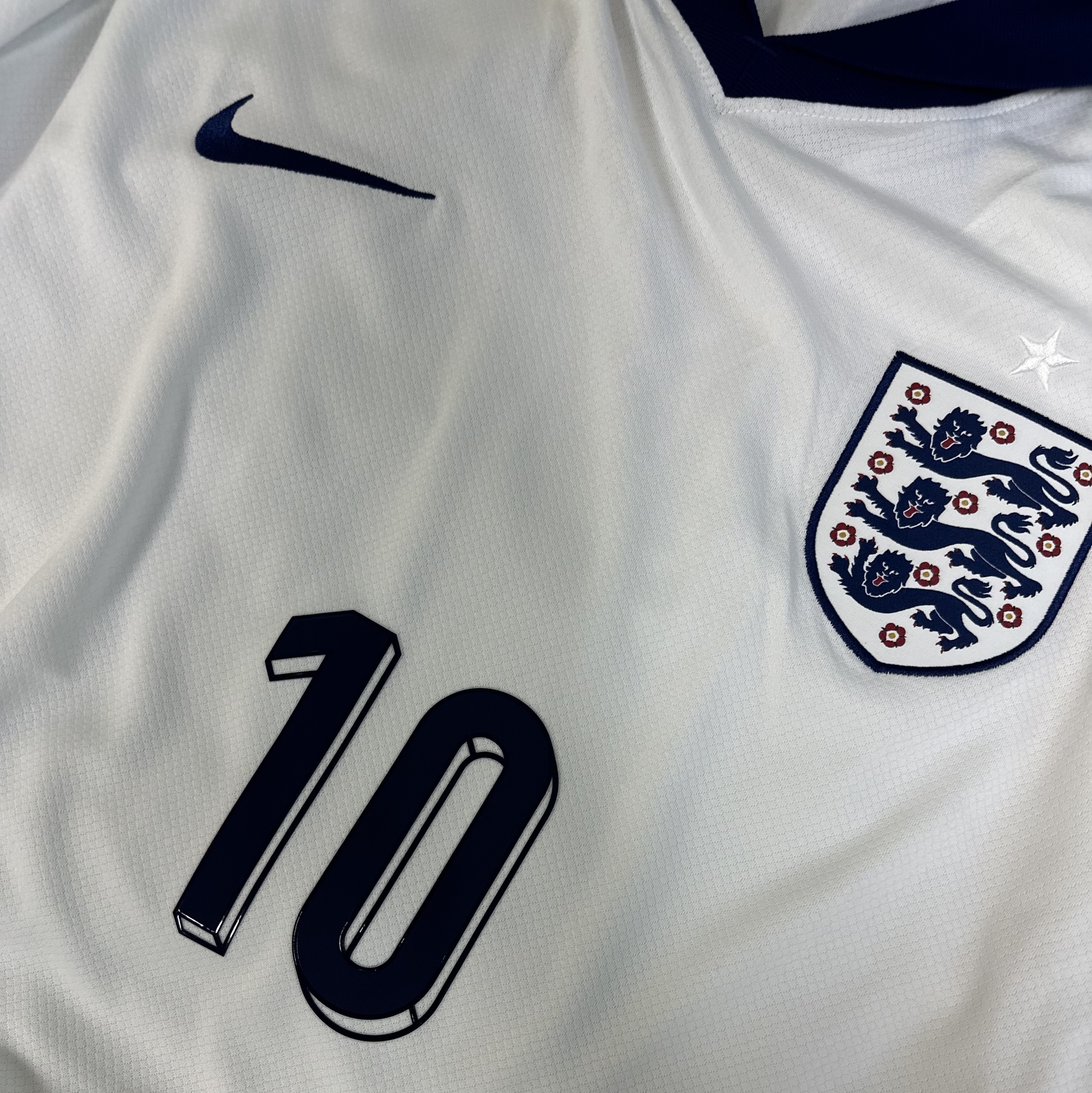 Nike England 2024/25 Dri-Fit Stadium Home Replica Jersey White Blue Void (Non Marking Ver.) 착용 스타일 - 1