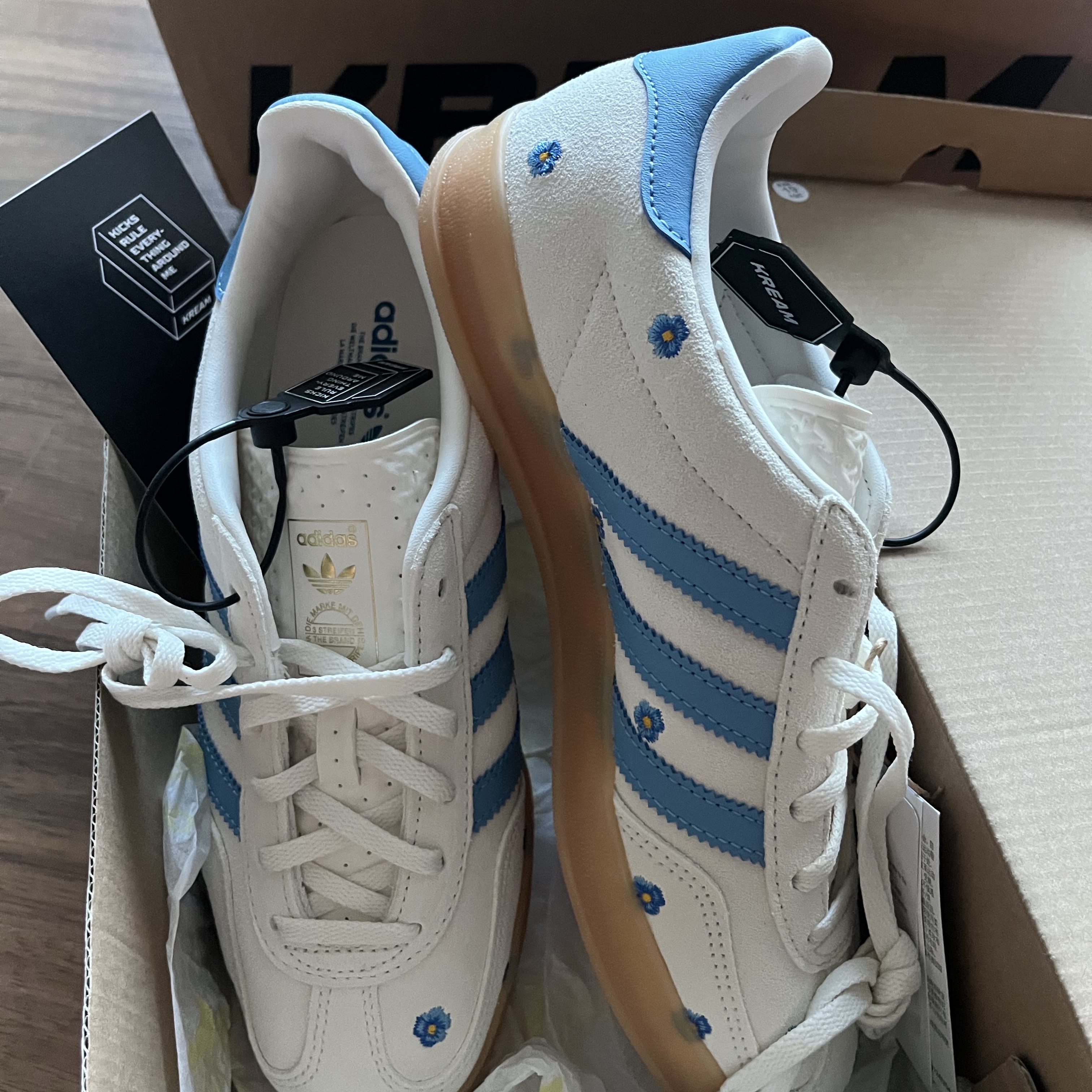 (W) Adidas Gazelle Indoor Cloud White Light Blue Gum 착용 스타일 - 2