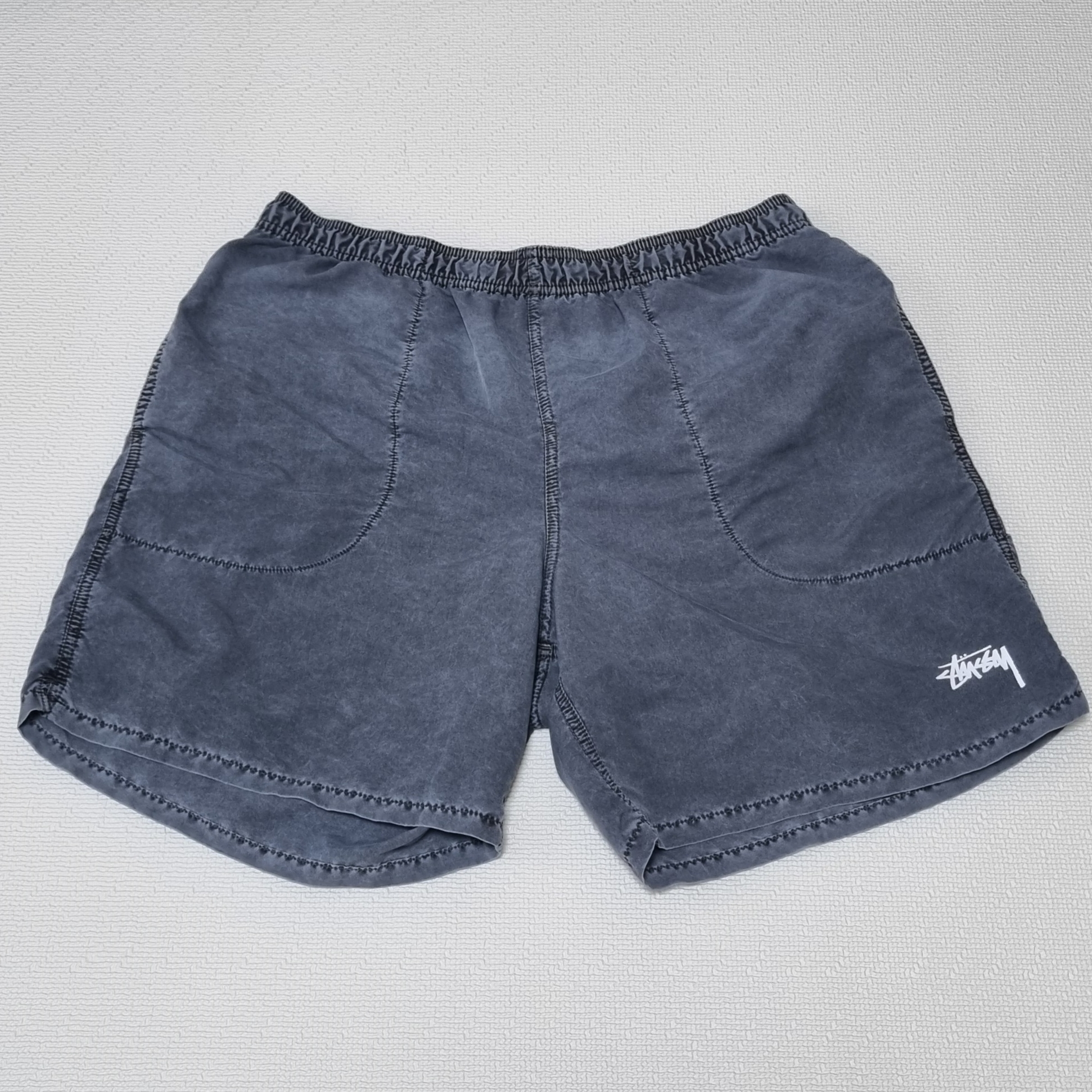 Stussy Stock Water Pigment Short Charcoal 착용 스타일 - 1