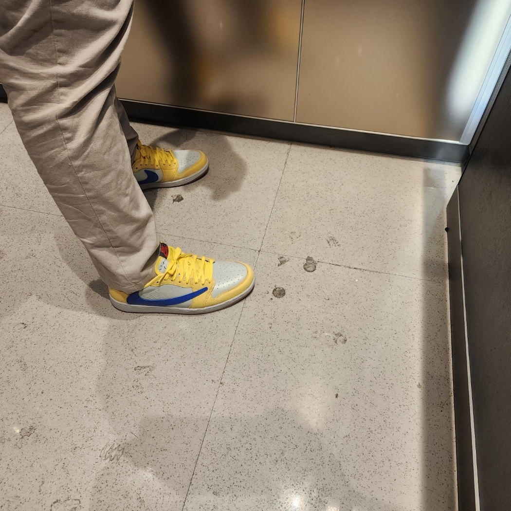 (W) Jordan 1 x Travis Scott Retro Low OG SP Canary 착용 스타일 - 1
