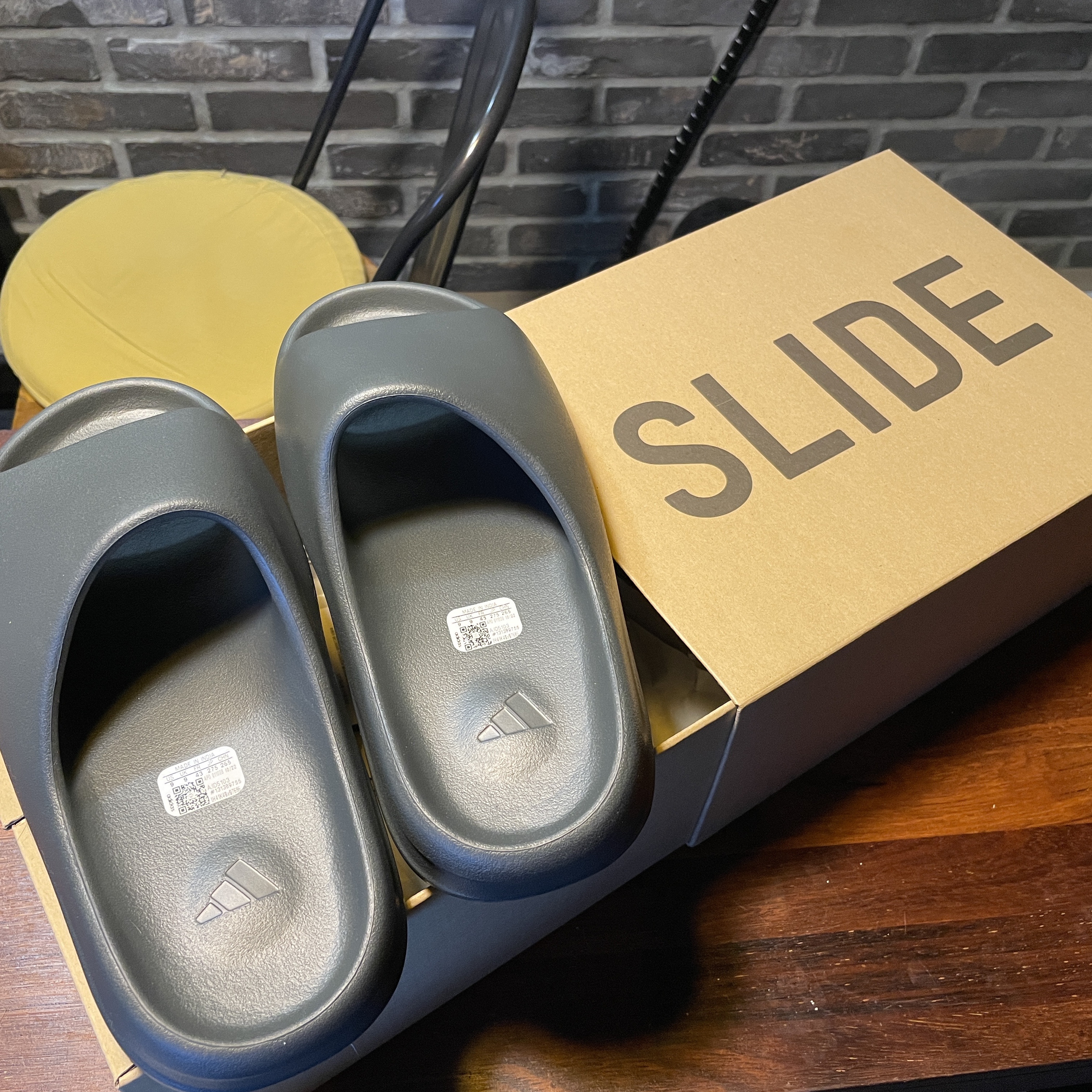 Adidas Yeezy Slide Dark Onyx 2024 착용 스타일