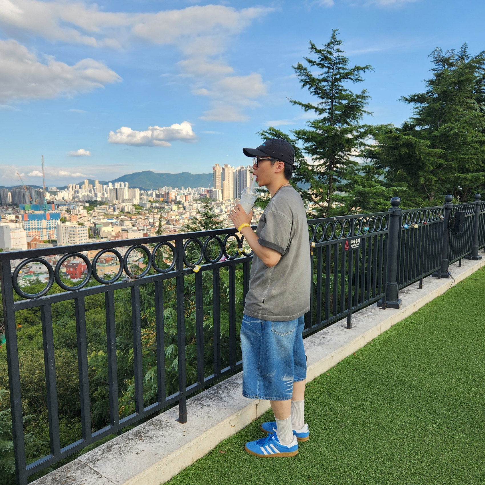 Stussy Modern Age T-Shirt White, Adidas Gazelle Indoor Blue Bird 착용 스타일 - 2