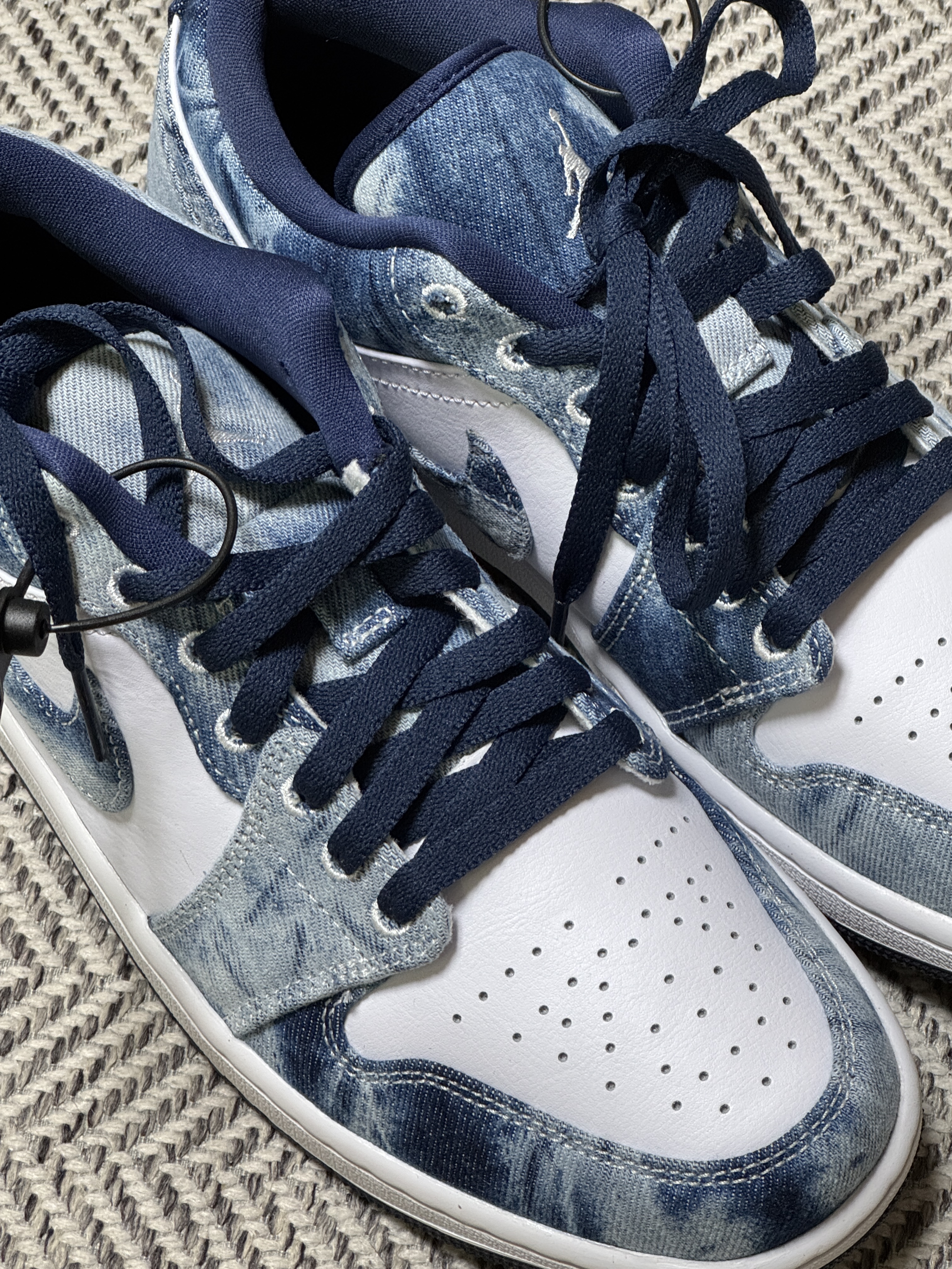 Jordan 1 Low SE Washed Denim 착용 스타일 - 1