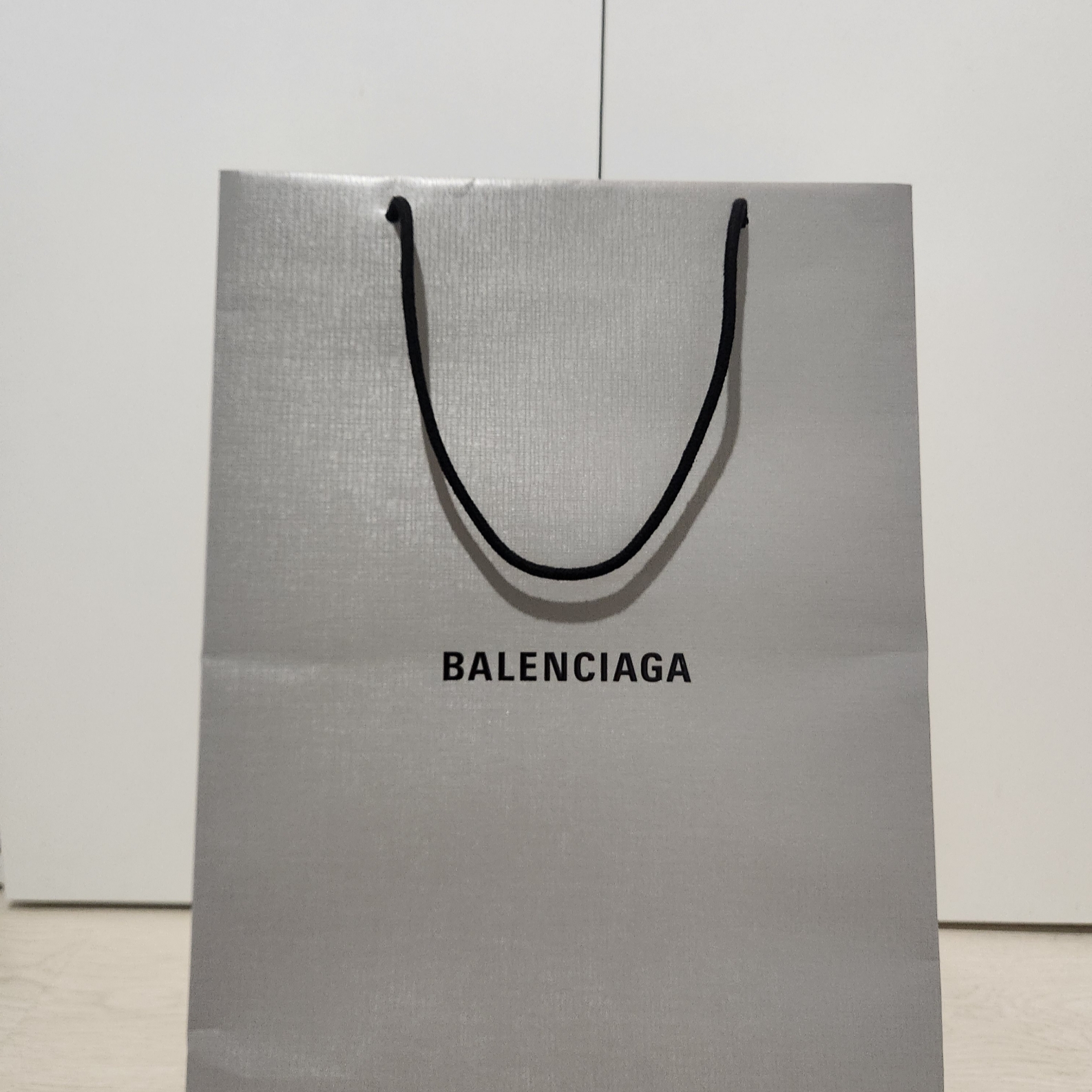 Balenciaga New Tape Type Medium Fit T-Shirt Black 착용 스타일 - 2