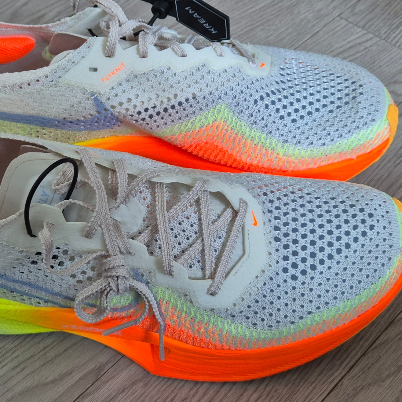 Nike ZoomX Vaporfly Next% 3 Sail Cobalt Bliss Total Orange 착용 스타일