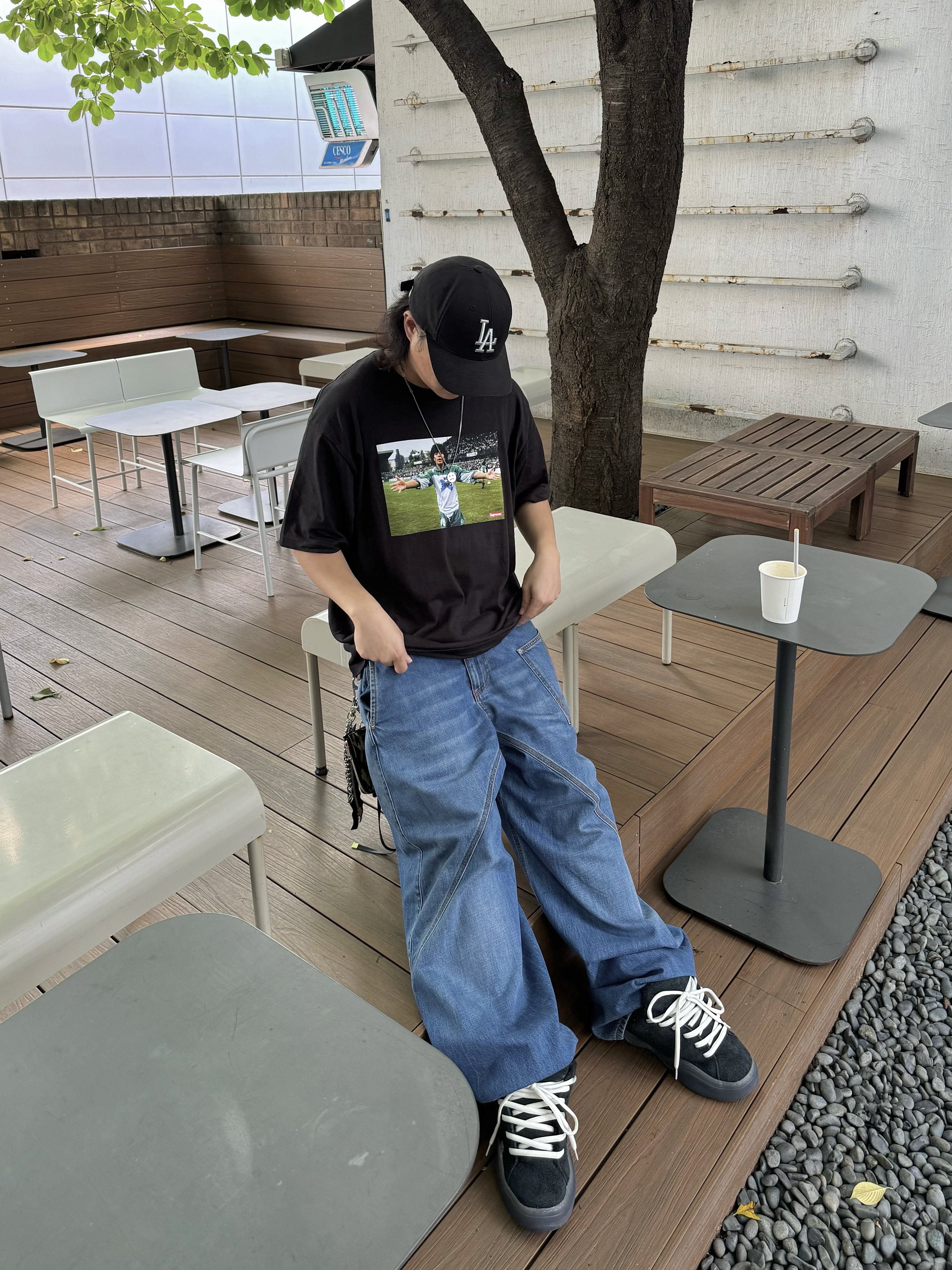 Supreme Maradona T-Shirt Black - 24SS, JW Anderson Twisted Workwear Denim Jeans Light Blue 착용 스타일 - 3