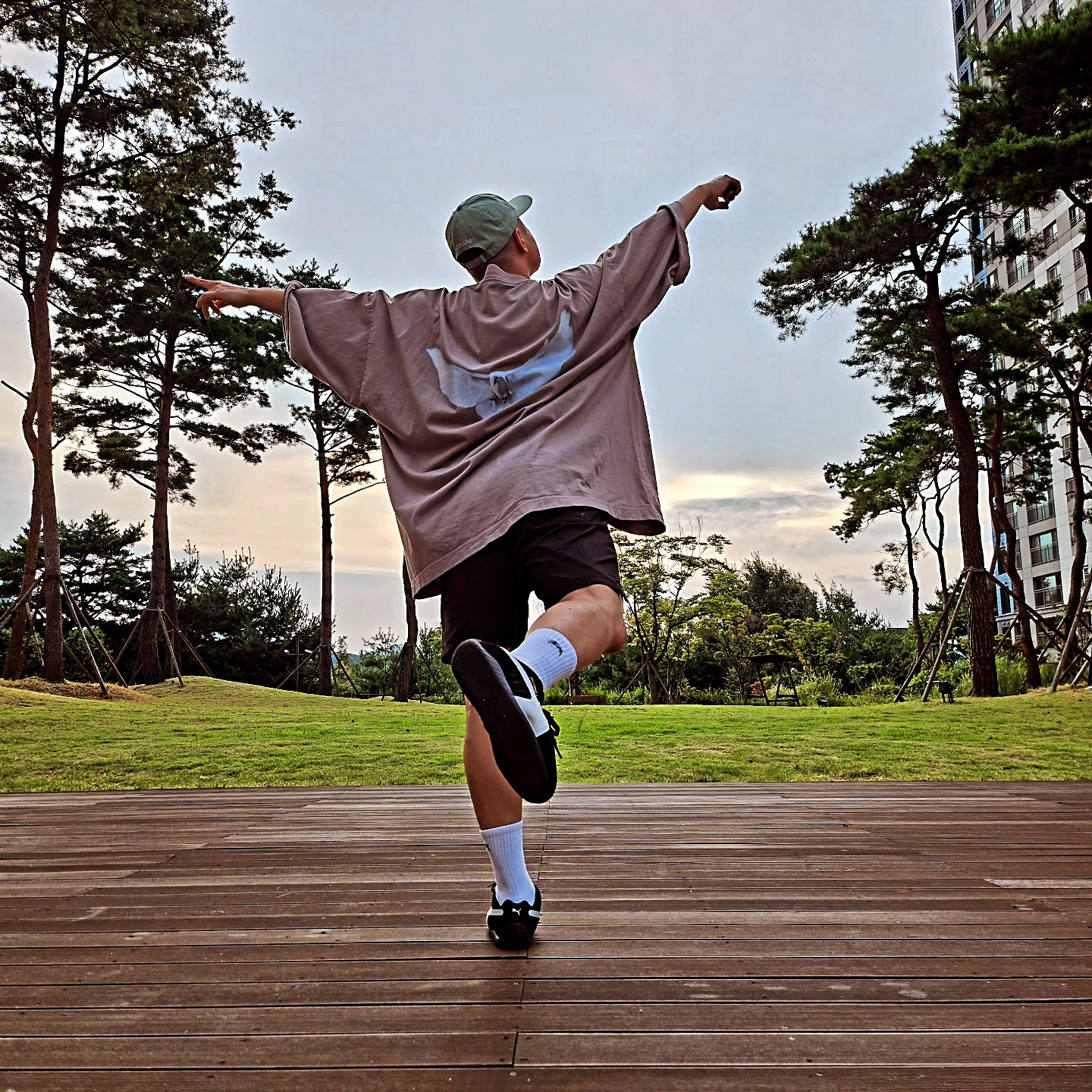Yeezy Gap Engineered By Balenciaga Dove 3/4 Sleeve T-Shirt Beige, Supreme Pigment Print S Logo 6-Panel Light Sage - 22FW 착용 스타일 - 1