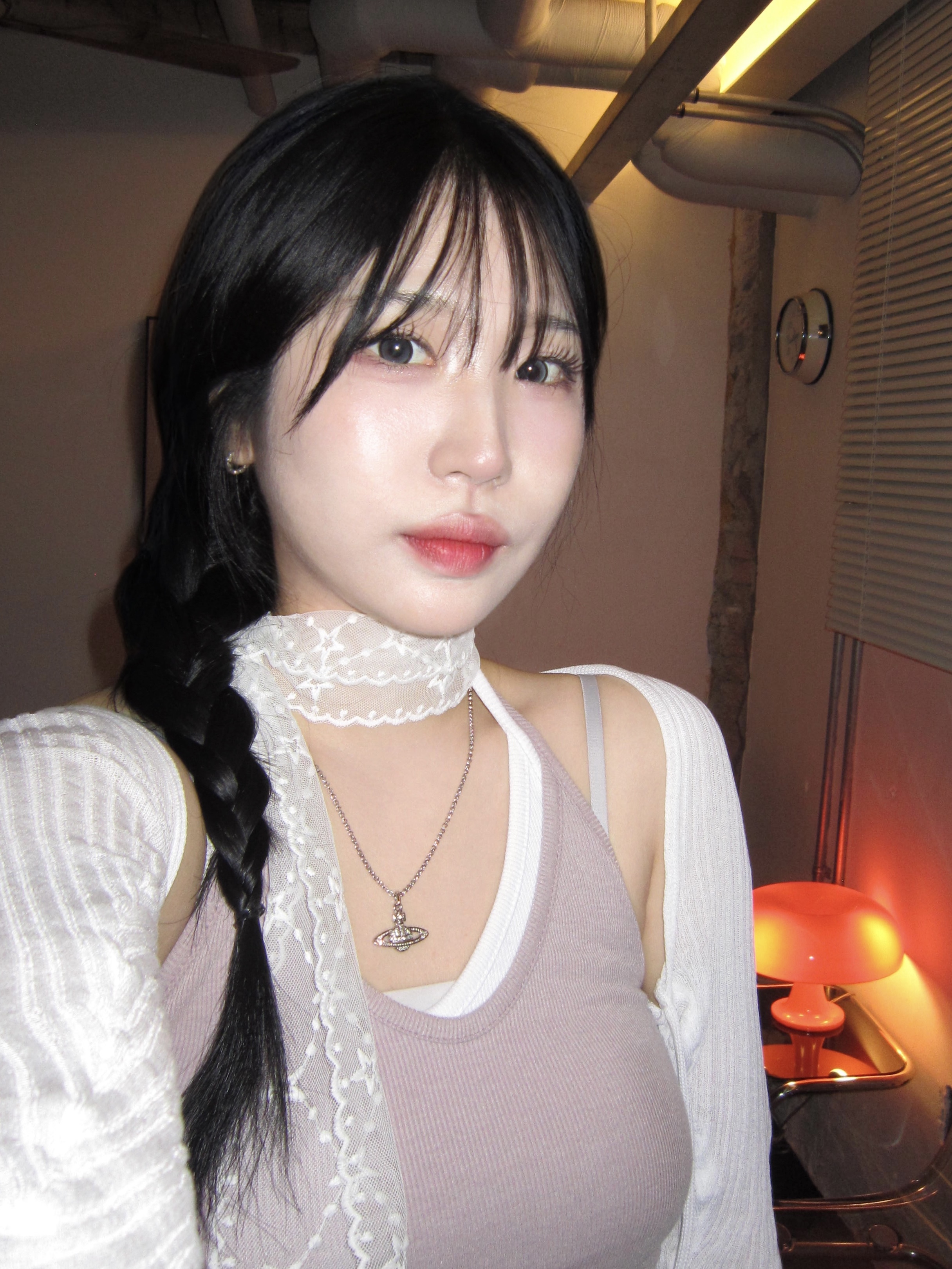 Vivienne Westwood Mini Bas Relief Pendant Silver 착용 스타일 - 3