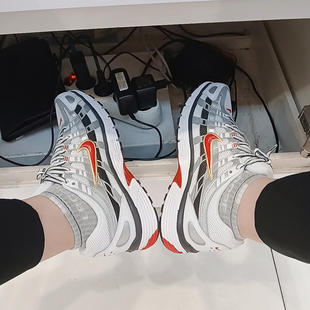 (W) Nike P-6000 Metallic Silver Red 착용 스타일