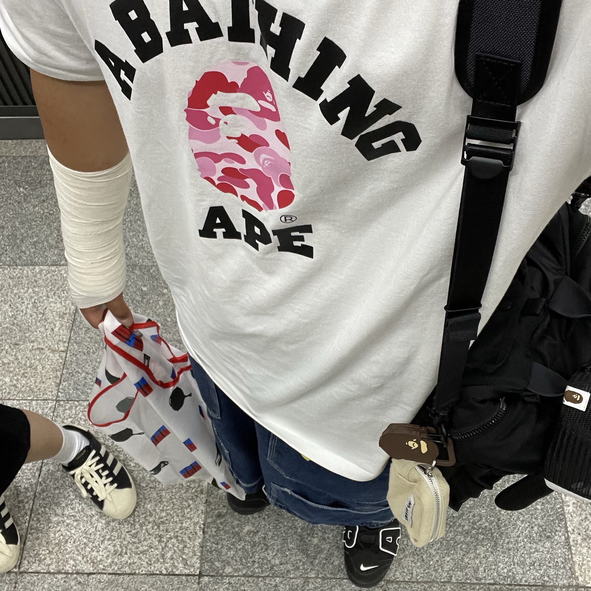 BAPE ABC Camo College T-Shirt White Pink, BAPE College Mesh Cap Black 착용 스타일