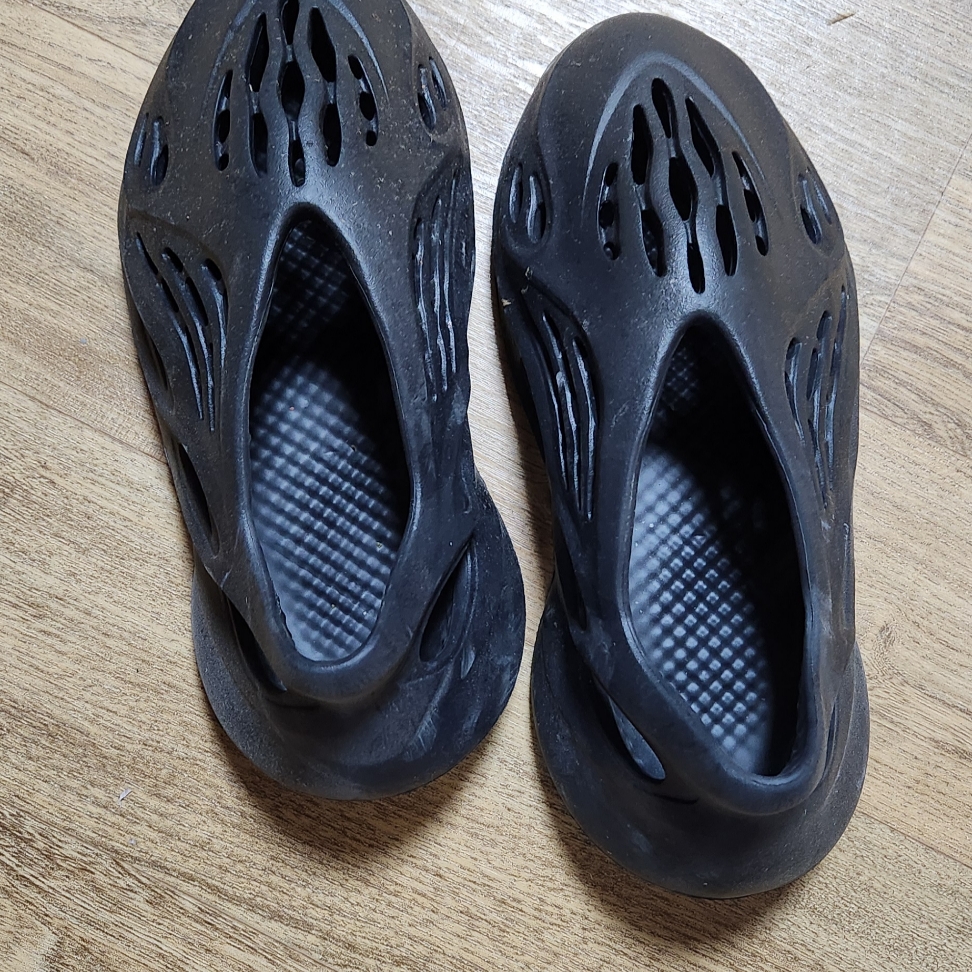 Adidas Yeezy Foam RNNR Onyx 착용 스타일