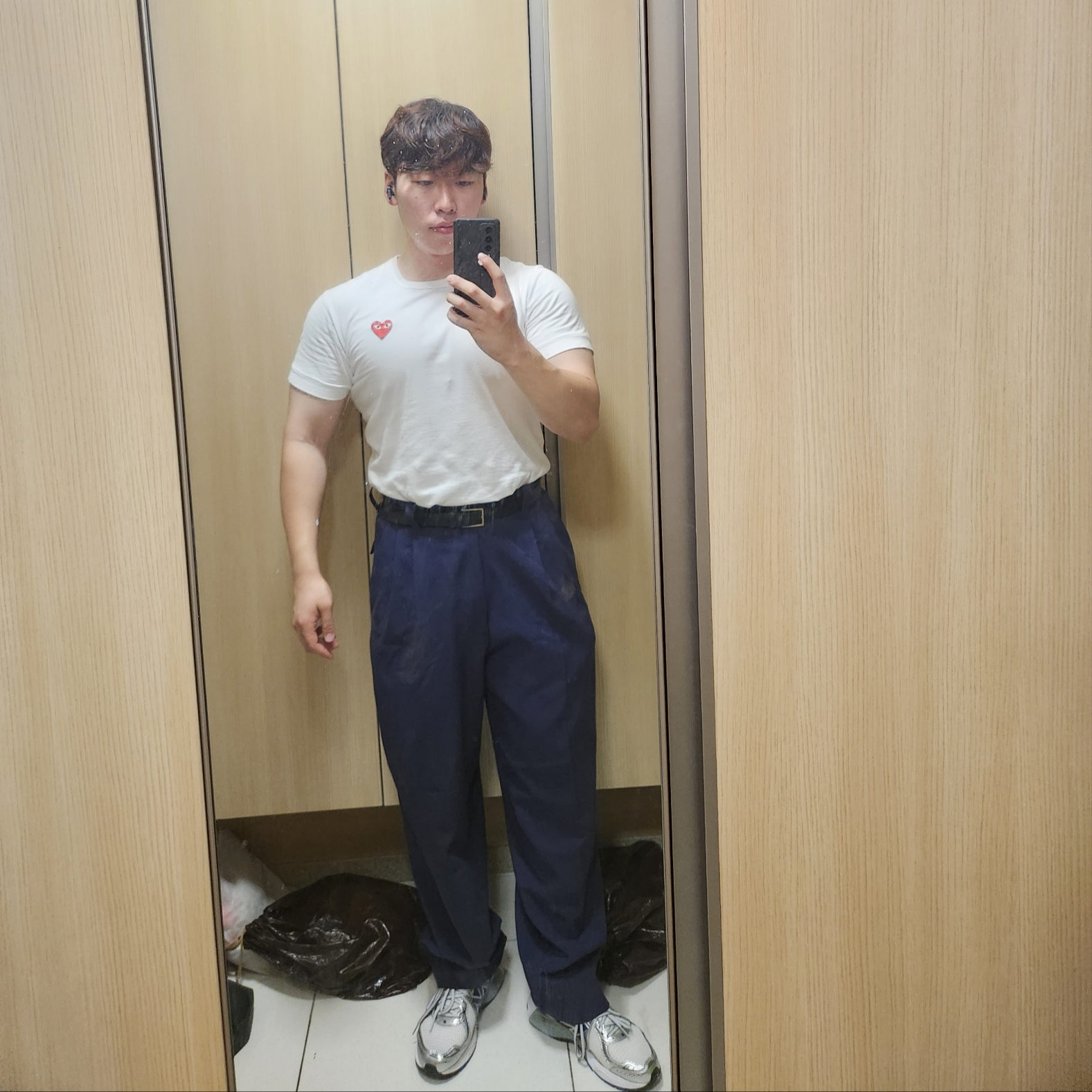 Play Comme des Garcons Red Heart T-Shirt White, Uniqlo x Marni Wide Fit Pleated Trousers Blue 착용 스타일