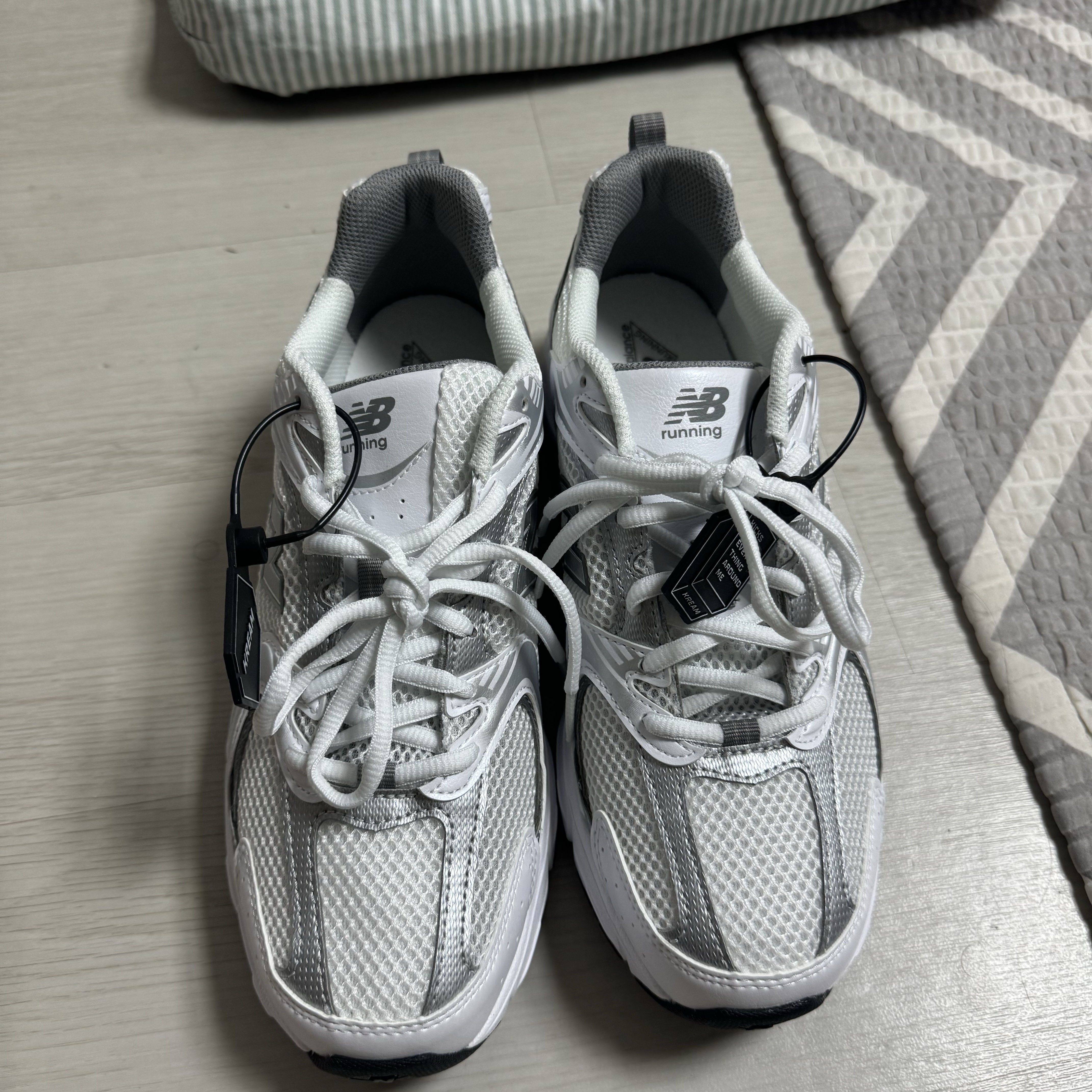 New Balance 530 White Silver 착용 스타일 - 2